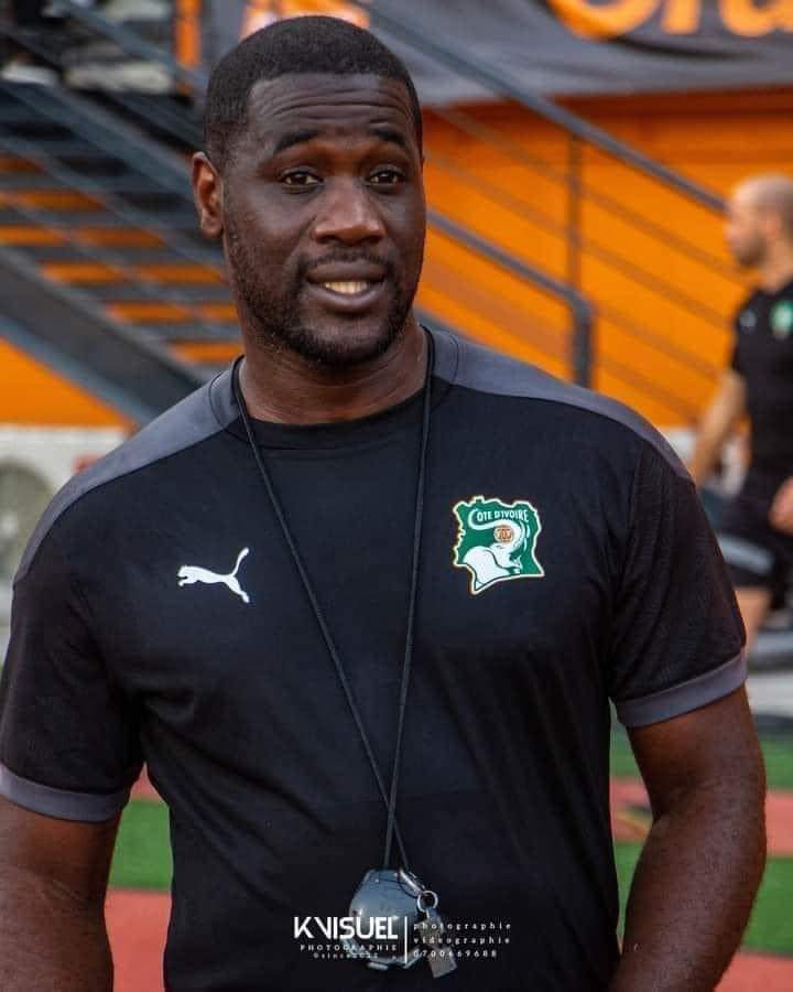 Troisième Image de Football. Le discours inspirant du coach FAÉ EMERSE aux joueurs en vue du CAN 2023 en Côte d'Ivoire, un moment captivant qui a galvanisé l'équipe en quête de succès sur le terrain de football. Ces paroles ont résonné dans les esprits des joueurs, établissant une norme élevée qu'ils étaient déterminés à maintenir et à surpasser. La déclaration du coach met en lumière l'ambition et la détermination de l'équipe, soulignant que le niveau de performance atteint était exceptionnel, mais il était impératif de le maintenir lors du prochain match. En déclarant que le minimum accepté était déjà à un niveau élevé, FAÉ EMERSE cherchait à instiller une mentalité de réussite dans l'équipe, mettant en avant le fait qu'ils ne pouvaient pas se permettre de régresser. Le choix de la date spécifique, samedi, souligne l'importance du prochain match dans le calendrier et la nécessité pour les joueurs de rester concentrés. Le discours évoque la nécessité de mettre la barre à la même hauteur que précédemment, impliquant que l'équipe ne pouvait pas se permettre de baisser son niveau de jeu. C'était un appel à l'excellence continue. Le rappel du match de lundi comme étant le "minimum" établit une norme de performance, même lors des matchs considérés comme plus simples. Cela indique que l'équipe doit maintenir une attitude compétitive à tout moment, peu importe l'adversaire. La déclaration met en avant la constance et la persévérance comme des éléments clés de la réussite. Lorsque le coach mentionne la récupération, il souligne l'importance de prendre soin du bien-être physique des joueurs. Cela peut inclure des stratégies de récupération, des soins médicaux appropriés et une gestion adéquate de la fatigue. En évoquant la récupération, le coach montre une compréhension profonde des exigences physiques du sport de haut niveau. L'humilité est également un thème récurrent dans le discours. FAÉ EMERSE rappelle à ses joueurs l'importance de rester humble malgré leurs réussites. Cela peut servir à éviter la complaisance et à encourager une attitude de respect envers les adversaires. L'humilité peut également être un catalyseur pour une amélioration continue. Le conseil de rester tranquille souligne la nécessité de maintenir la concentration mentale malgré les réussites antérieures. Dans le monde du sport, les émotions peuvent osciller entre l'euphorie et la déception, et rester calme permet aux joueurs de rester concentrés sur leurs objectifs à long terme. Le rappel "de ne pas oublier d'où on vient" ajoute une dimension émotionnelle au discours. Cela peut servir à renforcer le lien entre les joueurs et leur histoire, les rappelant des défis surmontés pour arriver là où ils sont. Cela peut être un puissant moteur de motivation, rappelant à l'équipe qu'elle est capable de surmonter tout défi qui se présente. En conclusion, le discours du coach FAÉ EMERSE est bien plus qu'une simple motivation pour les joueurs avant un match. C'est une stratégie soigneusement élaborée pour créer une mentalité de gagnant, soulignant l'importance de l'excellence, de l'humilité, de la récupération et de la persévérance. Ces paroles ne sont pas seulement des encouragements, mais une boussole guidant l'équipe vers le succès au CAN 2023 et au-delà.