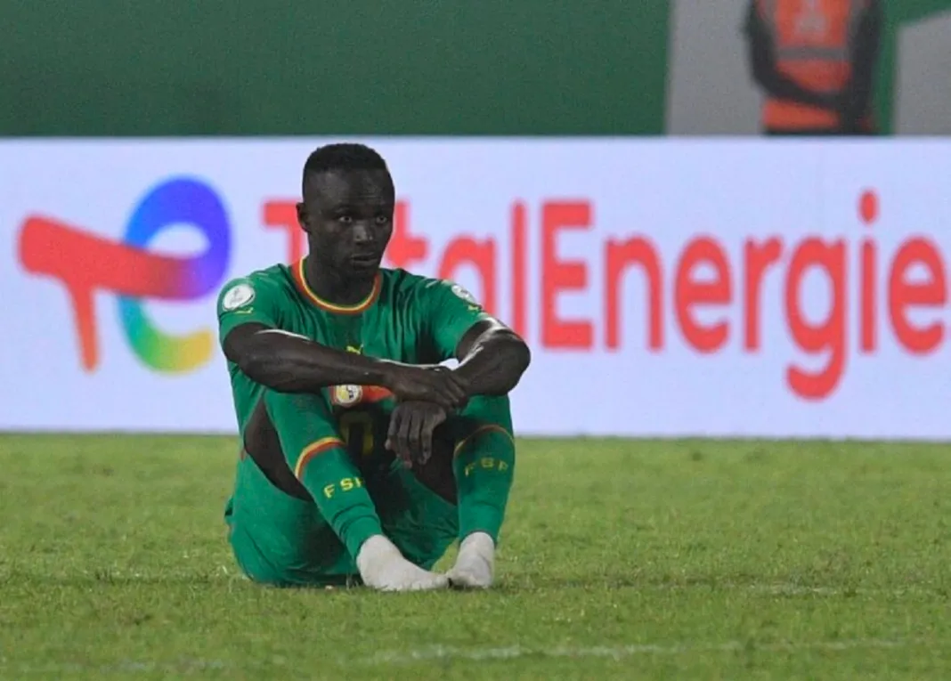 Image de Football. La Confédération Africaine de Football (CAF) a levé le voile sur les dotations financières de la 34e édition de la CAN 2023 en cours en Côte d’Ivoire. Et avec, des récompenses substantielles pour les équipes déjà éliminées. Des Récompenses à la Hauteur des Performances : Détails des Dotations Financières La CAF a décidé de casser sa banque pour cette phase finale de la Coupe d’Afrique des nations. De grosses fortunes attendent les 24 équipes participantes à cette compétition. Ceci, en fonction de leur évolution dans le tournoi. Le vainqueur de la CAN 2023 décrochera une prime conséquente de 7 millions de dollars, tandis que le finaliste se verra attribuer 4 millions de dollars pour ses efforts. Les équipes demi-finalistes ne seront pas en reste, avec une enveloppe de 2,5 millions de dollars chacune, récompensant leur performance dans la compétition. Répartition Équitable : Reconnaître l'Effort à Chaque Étape Pour les quatre équipes parvenues en quarts de finale, un chèque de 1,3 million de dollars leur sera accordé en guise de reconnaissance. Les huit équipes ayant atteint les huitièmes de finale repartiront avec 800 000 dollars chacune, soulignant ainsi leur contribution à l’intensité du tournoi. Par ailleurs, les équipes ayant terminé troisièmes dans la phase de groupe mais n’ayant pas réussi à se qualifier pour les huitièmes de finale se verront octroyer une prime de 700 000 dollars pour leur participation. Enfin, les six équipes éliminées dès le premier tour de la CAN 2023, ayant terminé quatrièmes dans leur groupe, ne repartiront pas les mains vides. Elles recevront chacune une récompense de 500 000 dollars pour leur engagement dans la compétition. Au-Delà des Chiffres : L'Emotion et l'Intensité de la CAN 2023 Au-delà de la dimension financière,la CAN 2023 a captivé les fans du football africain depuis son coup d'envoi le 13 janvier dernier. Les stades ont vibré au rythme des performances exceptionnelles, des buts spectaculaires et des émotions intenses. Les équipes ont rivalisé avec passion, représentant fièrement leur nation sur la scène continentale. Cependant, derrière ces chiffres impressionnants de dotations financières se cache également une réalité plus profonde. Les Défis du Football Africain : Les Dotations Financières Suffisantes? La question de savoir si de telles récompenses financières sont suffisantes pour stimuler le développement du football en Afrique se pose inévitablement. Les sommes allouées, bien que considérables, sont-elles véritablement à la hauteur des besoins et des défis auxquels le football africain est confronté? Le football en Afrique est confronté à divers enjeux, tels que le manque d'infrastructures adéquates, les défis économiques, et parfois, des problèmes de gouvernance. Les dotations financières importantes de la CAN 2023 pourraient-elles contribuer à atténuer certains de ces défis structurels et à créer des bases solides pour le développement continu du football sur le continent? Gestion Stratégique des Dotations : Vers un Avenir Plus Prometteur pour le Football Africain Il est également crucial de se pencher sur la manière dont ces récompenses financières sont gérées au niveau des fédérations nationales. Est-ce que les fonds sont investis de manière stratégique pour améliorer l'ensemble de l'écosystème du football, de la formation des jeunes talents à la mise en place d'infrastructures modernes? La CAN, en tant que vitrine du football africain, offre une opportunité unique de catalyser des changements positifs et durables dans le paysage du football sur le continent. Au-delà des victoires et des défaites sur le terrain, quel impact ces dotations financières auront-elles sur la croissance du football dans les différents pays participants? Comment les gouvernements, les fédérations et les acteurs du football envisagent-ils d'utiliser ces fonds pour créer un héritage durable pour le sport? L'Impact à Long Terme : Créer un Héritage Durable pour le Football Africain En conclusion, la CAN 2023 n'est pas seulement une compétition de football, mais aussi une plateforme qui soulève des questions cruciales sur l'avenir du sport en Afrique. Les dotations financières sont un aspect important de cette discussion, mais elles ne doivent pas être considérées isolément. La véritable mesure du succès de la CAN 2023 réside dans son impact à long terme sur le football africain, sa capacité à inspirer la prochaine génération de joueurs et à créer des bases solides pour l'évolution continue du sport sur le continent. En fin de compte, comment pouvons-nous nous assurer que la CAN 2023 laisse un héritage durable qui transcende les limites du terrain de jeu et contribue au développement global du football en Afrique?