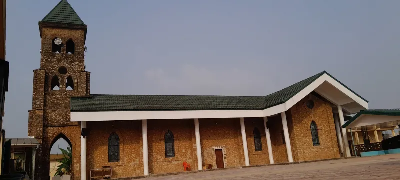 Deuxième Image de Religion. La commémoration annuelle de la Journée Mondiale de la Vie Consacrée, célébrée le 02 février, offre l'opportunité de plonger au cœur de l'histoire chrétienne en Côte d'Ivoire. Notre voyage nous conduit à la paroisse-sanctuaire Saint Joseph de Memni, la plus ancienne chapelle de l’Église catholique du pays, témoignant de 129 années de dévotion ininterrompue. À la Rencontre du Sanctuaire de Memni Fondée en 1895 par une mission catholique de Blancs, la paroisse-sanctuaire Saint Joseph de Memni se dresse comme le berceau de l'évangélisation en Côte d'Ivoire. Érigée en sanctuaire en l'honneur de Saint Joseph, patron de l’Église-Famille, elle devient un lieu de recueillement et de grâce pour les fidèles. Le Curé Léonce Okoin, gardien de ce patrimoine spirituel, partage l'importance de ce lieu de récollection. Retour aux Sources de l'Évangélisation Le choix de Memni comme sanctuaire ne fut pas anodin. Le Père Archevêque de l'époque a délibérément élevé cette paroisse au rang de sanctuaire pour préserver dans l'histoire l'essence de l'évangélisation en Côte d'Ivoire. Le retour aux sources, souligne le prêtre Okoin, permet de comprendre les origines de l'Église ivoirienne, jetant ainsi les bases d'une vie chrétienne épanouissante. Leadership du Curé Léonce Okoin Le Père Léonce Okoin, Curé et recteur de la paroisse-sanctuaire Saint Joseph de Memni, incarne l'héritage de cette institution. Fort de 13 ans de vie sacerdotale, il a guidé ses ouailles avec dévouement. Originaire de la paroisse Sainte Jeanne d’Arc de Treichville, son parcours spirituel l'a conduit à travers différentes paroisses avant de devenir le Curé de Saint Joseph en 2020. Au terme de cette exploration, la paroisse-sanctuaire Saint Joseph de Memni se révèle comme un pilier fondamental de l'histoire religieuse ivoirienne. Alors que nous célébrons ses 129 ans de vie consacrée, la question se pose naturellement : Comment cette ancienne paroisse continue-t-elle à façonner l'avenir de la foi en Côte d'Ivoire ? La réponse, sans doute, réside dans la préservation de ses racines et dans la quête constante de renouveau spirituel.