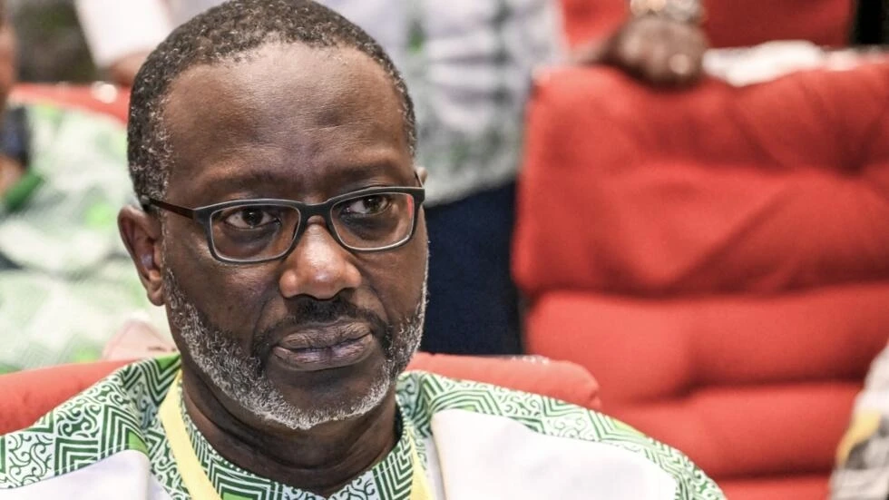 Image de Politique. Le Parti démocratique de Côte d’Ivoire (PDCI-RDA), désormais dirigé par le président Tidjane Thiam, se prépare à une étape cruciale de son parcours politique. Une demande d'audience a été officiellement soumise aux services du chef de l'État, Alassane Ouattara, selon une information révélée par le Nouveau Réveil. Cette sollicitation s'inscrit dans la continuité des événements récents, marqués par la visite du président par intérim, le professeur Cowpply-Bony, chez le chef de l'État. Le Contexte de la Sollicitation La demande d'audience, déposée le 18 janvier dernier, a pour objectif de présenter officiellement Tidjane Thiam en tant que nouveau président du PDCI-RDA. Cette démarche fait écho à la visite précédente du président par intérim, qui a exprimé son désir de présenter au chef de l'État le nouveau leader élu le 22 décembre dernier. Une délégation du PDCI-RDA, comprenant le président intérimaire Cowpply-Bony, le secrétaire exécutif en chef, et le vice-président, avait déjà été reçue par le président Ouattara en octobre 2023, marquant ainsi une première étape dans le processus de transition. Le président par intérim, lors de sa sortie d'audience, avait exprimé sa gratitude envers le chef de l'État pour le soutien apporté à la famille depuis le décès du président Henri Konan Bédié. Cette première rencontre établissait un précédent important, incitant le PDCI-RDA à considérer la visite du nouveau président Thiam comme une étape logique et nécessaire. Les Enjeux Politiques et Institutionnels Cette nouvelle étape ne se limite pas à des formalités protocolaires. Le PDCI-RDA, tout en préparant les obsèques du regretté président Bédié, exprime son engagement envers une démocratie apaisée et respectueuse des institutions. Les responsables du parti espèrent que le chef de l'État accordera une réponse positive à cette demande d'audience, soulignant ainsi la volonté du PDCI-RDA de maintenir des relations constructives avec les institutions gouvernementales. La sollicitation d'audience prend également une dimension symbolique, marquant l'entrée officielle de Tidjane Thiam en tant que président dans les instances politiques ivoiriennes. Les préparatifs des obsèques du président Bédié, annoncés comme prioritaires pour le premier semestre de l'année, confirment l'importance accordée par le PDCI-RDA à la mémoire de son fondateur. Perspectives et Attentes Les attentes du PDCI-RDA vis-à-vis de cette audience sont élevées. Au-delà de l'aspect protocolaire, le parti espère que cette rencontre contribuera à renforcer la démocratie et à consolider les relations entre les différentes forces politiques en Côte d'Ivoire. La démarche s'inscrit dans une volonté de collaboration et de respect mutuel, valeurs essentielles pour le bon fonctionnement des institutions. En conclusion, la sollicitation d'audience du PDCI-RDA auprès du président Ouattara souligne la volonté du parti de jouer un rôle constructif dans la scène politique ivoirienne sous la présidence de Tidjane Thiam. Alors que les préparatifs des obsèques du président Bédié progressent, cette démarche symbolique annonce une nouvelle ère pour le parti. La question qui demeure est la suivante : Comment cette rencontre influencera-t-elle le paysage politique ivoirien et renforcera-t-elle la démocratie dans le pays ?