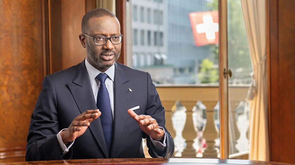 Image de Célébrités. Le paysage politique et financier est témoin d'une figure éminente, Tidjane Thiam, dont le parcours singulier entre le monde des affaires et la sphère politique captive l'attention. Né le 29 juillet 1962 à Abidjan en Côte d'Ivoire, ce dirigeant d'entreprise et homme politique ivoiro-français s'est distingué par sa trajectoire exceptionnelle. Explorons en détail la vie de cet homme, de ses débuts académiques à son récent engagement en tant que leader de l'opposition en Côte d'Ivoire. Jeunesse et Héritage Familial Né au sein de deux familles africaines influentes, Tidjane Thiam est le fruit d'une lignée engagée socialement. Sa mère, nièce de Félix Houphouët-Boigny, et son père, Amadou Thiam, journaliste et acteur politique au Sénégal, ont marqué son éducation par leur implication dans les affaires publiques. Cette influence familiale a contribué à forger chez lui un sens aigu des responsabilités envers la société. Parcours Académique Brillant Tidjane Thiam débute son parcours académique au lycée classique d'Abidjan avant de rejoindre le lycée privé Sainte-Geneviève à Versailles en 1980. En 1982, il réalise un exploit en devenant le premier Ivoirien à réussir le concours d'entrée à l'École polytechnique, d'où il sort diplômé en 1984. Sa soif de connaissances le conduit ensuite à l'École nationale supérieure des mines de Paris, où il obtient son diplôme d'ingénieur en 1986. Le Début d'une Carrière Brillante dans le Conseil et le Secteur Public Sa carrière débute chez McKinsey & Company en tant que consultant en management de 1986 à 1994, mettant à profit son expertise dans le domaine. Cependant, son attachement à la Côte d'Ivoire le guide vers des responsabilités gouvernementales. De 1994 à 1999, il occupe le poste de directeur général du Bureau national d'études techniques et de développement (BNETD), jouant un rôle clé dans le développement des infrastructures du pays. Engagement et Défis Politiques La vie politique de Tidjane Thiam prend un tournant en 1999 après le coup d'État en Côte d'Ivoire. Malgré les offres de postes éminents, il choisit de retourner au secteur privé, contribuant à McKinsey à Paris et rejoignant ensuite les rangs d'Aviva. Son retour en politique en 2023, en tant que président du PDCI, le principal parti d'opposition, souligne son engagement continu envers la Côte d'Ivoire. Leadership dans le Secteur Privé : Aviva et Prudential En 2002, Tidjane Thiam intègre Aviva, où il occupe divers postes de direction, démontrant ses compétences dans la stratégie et le développement du groupe. Son passage à la tête de Prudential à partir de 2009 marque un jalon significatif, le propulsant comme le premier dirigeant noir d'une entreprise du FTSE 100. Malgré les défis rencontrés lors de l'offre de rachat d'AIA, sa réélection en 2011 témoigne de la confiance maintenue en sa capacité de leadership. Directeur Général du Crédit Suisse : Redressement et Controverses La nomination de Tidjane Thiam en tant que directeur général du Crédit Suisse en 2015 coïncide avec une période de redressement pour la banque. Sa gestion habilite la banque à retrouver la rentabilité, mais son départ en février 2020 s'accompagne de controverses, notamment la surveillance de l'ancien patron de la gestion de fortune internationale, Iqbal Khan, qui déclenche un scandale médiatique. Réflexions sur le Racisme dans le Secteur Bancaire Les circonstances entourant l'éviction de Tidjane Thiam du Crédit Suisse en octobre 2020 suscitent des questions sur le racisme dans le secteur bancaire suisse. Des incidents, tels que des propos publics déplacés et une soirée d'anniversaire controversée, soulignent les défis auxquels les dirigeants noirs peuvent être confrontés dans ces environnements. Engagement International et Retour en Côte d'Ivoire Tidjane Thiam ne se limite pas à sa carrière professionnelle. Il contribue activement à des initiatives internationales, siégeant au conseil consultatif de l'Institut de la Banque mondiale et faisant partie de l'Africa Progress Panel présidé par Kofi Annan. Son retour en Côte d'Ivoire en 2022 et son élection à la tête du PDCI en 2023 démontrent son engagement continu envers le développement de son pays natal. Reconnaissance et Perspectives d'Avenir Au cours de sa carrière, Tidjane Thiam a été honoré par des distinctions telles que la Légion d'honneur en 2011. En ce moment charnière, alors qu'il assume la présidence du PDCI et continue de façonner l'avenir politique de la Côte d'Ivoire, une question s'impose : quelle sera la contribution future de Tidjane Thiam à la scène politique nationale et internationale? En conclusion, la vie de Tidjane Thiam se dévoile comme une trame complexe d'engagements, de réussites et de défis. Des débuts brillants dans le monde académique à la redéfinition du paysage politique ivoirien, son parcours suscite des réflexions sur le leadership, la diversité et les enjeux auxquels les leaders africains sont confrontés. Alors que Tidjane Thiam poursuit son chemin, une question demeure : quel héritage laissera-t-il derrière lui dans l'évolution de la Côte d'Ivoire et au-delà? Seule l'histoire à venir répondra à cette énigme fascinante.