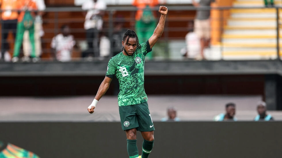 Image de Football. Dans un duel palpitant au cours des quarts de finale de la Coupe d'Afrique des Nations 2024, le Nigeria a réussi à émerger victorieux contre une équipe angolaise vaillante. Dans un match marqué par la stratégie et la résilience, les Super Eagles ont finalement décroché leur place en demi-finale grâce à un but crucial d'Ademola Lookman. L'Angola, bien que considérée comme l'équipe surprise, a montré sa force défensive, créant des obstacles inattendus pour les Nigérians. La Tension Avant la Mi-Temps Le choc entre le Nigeria et l'Angola a débuté sur un rythme équilibré, avec les deux équipes se mesurant avec prudence. L'Angola, considérée comme l'inconnue de ces quarts de finale, a démontré sa résilience défensive face à une redoutable attaque nigériane. Les défenseurs de Pedro Gonçalves ont tenu tête à des joueurs tels que Victor Osimhen, démontrant que leur place en quart de finale n'était pas le fruit du hasard. C'est cependant Ademola Lookman qui a rompu l'équilibre à la 40e minute, transformant le jeu avec un mouvement offensif bien exécuté. Bien servi par Moses Simon, Lookman a assuré la seule réalisation du match, crucifiant le gardien angolais Antonio d'une frappe précise. La première moitié s'est conclue sur cette note, marquant le début d'une bataille tactique entre deux équipes déterminées. La Résilience Angolaise Malgré le but encaissé, l'Angola est revenu des vestiaires avec une détermination renouvelée. Les Palancas Negras ont fait preuve de ténacité dans leurs efforts pour égaliser. Zini, entré en seconde période, a failli réussir l'exploit, frappant le poteau dans une occasion cruciale. Les Super Eagles ont dû faire preuve de solidité défensive pour contenir les assauts angolais, illustrant la volonté des deux équipes de s'affirmer dans cette compétition relevée. Le Nigeria en Mode Gestion La seconde moitié du match a vu le Nigeria adopter une approche plus conservatrice, capitalisant sur son avance d'un but. Les Nigérians ont fait preuve de maturité tactique, gérant le jeu à un rythme moins intense. Victor Osimhen, bien que moins étincelant qu'auparavant, a continué d'apporter sa contribution précieuse au collectif. Malgré une tentative de marquer sur un coup franc, refusée pour hors-jeu, l'attaquant de Naples a démontré sa constance. Avec Brio vers les Demi-Finales La victoire sans grande difficulté des Super Eagles les propulse en demi-finale, où ils affronteront le vainqueur du match entre le Cap-Vert et l'Afrique du Sud. Cette performance souligne la cohésion et la solidité de l'équipe nigériane, qui semble prête à affronter les défis à venir. D'un autre côté, les Angolais, malgré leur élimination, peuvent sortir la tête haute, ayant réalisé leur meilleur résultat dans une Coupe d'Afrique des Nations. Quel Avenir pour les Super Eagles ? Alors que le Nigeria célèbre cette victoire stratégique, le regard se tourne vers l'avenir. Quelles tactiques seront déployées en demi-finale ? Comment les Super Eagles aborderont-ils le prochain défi ? Cher lecteur, quelles sont vos prédictions pour l'équipe nigériane dans cette compétition acharnée ? La route vers le titre de la CAN 2024 est-elle tracée pour le Nigeria ? Nous vous invitons à partager vos réflexions, car le suspense de cette aventure footballistique palpitante ne fait que commencer.