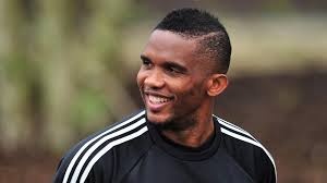 Image de Football. Le joueur camerounais Samuel Eto’o fils évoluant actuellement dans le championnat turc vient d’être à nouveau récompensé. En effet, le joueur vient de remporter le Golden Foot Awards. La cérémonie s’est tenu à Monaco le lundi (21 sept) soir. C’est un trophée qu’on ne peut remporter qu’une seule fois dans sa carrière de footballeur. A 34 ans, Samuel succède ainsi au joueur espagnol Andres iniesta. Que dire cette unième reconnaissance pour tout le talent de ce grand footballeur? Félicitation Sammy!