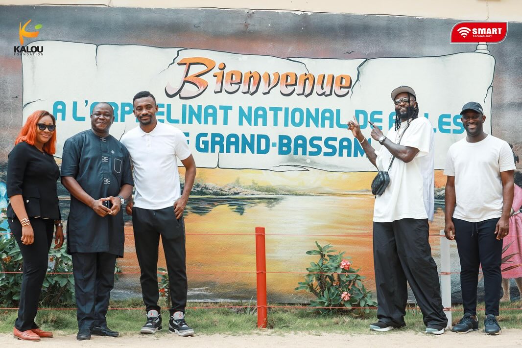 Image de Célébrités. Salomon Kalou, l'icône du football ivoirien, s'est distingué une fois de plus en dehors du terrain, démontrant son engagement humanitaire inébranlable. En collaboration avec son partenaire Smart Technology, il a récemment rendu visite aux jeunes filles de l'orphelinat de Grand Bassam, apportant avec lui un cadeau exceptionnel. La Technologie au Service de la Solidarité En dehors des feux des projecteurs et des rugissements du public, Salomon Kalou a choisi d'apporter une touche de technologie à la vie des pensionnaires de l'orphelinat. Des équipements audiovisuels dernier cri ont été offerts, allant au-delà des simples divertissements pour devenir une fenêtre sur un monde meilleur. Une Qualité d'Image Inégalée pour la CAN23 Le geste philanthropique ne se limite pas à des écrans et des enceintes de qualité. Ces équipements offrent aux jeunes filles la possibilité de vivre la CAN23 avec une qualité d'image exceptionnelle, transcendant ainsi les barrières de leur réalité quotidienne. Innovation Humanitaire avec Smart Technology Le partenariat avec Smart Technology souligne l'importance de l'innovation dans le domaine humanitaire. Les équipements ne sont pas seulement des gadgets, mais des outils pour connecter, inspirer et élargir les horizons des jeunes filles. Kalou, Ambassadeur du Sport et de la Bienfaisance Au-delà des terrains de jeu, Kalou démontre que les personnalités publiques peuvent être des catalyseurs du changement. En tant qu'ambassadeur du sport et de la bienfaisance, il prouve que des gestes simples peuvent avoir un impact immense. La CAN23 : Un Tournoi qui transcende les Frontières Au-delà de la compétition sportive, Kalou illumine la CAN23 d'une lumière particulière. Cette initiative humanitaire offre un éclat d'espoir, rappelant que le véritable jeu se joue également dans la solidarité, la générosité et le désir de faire une différence.