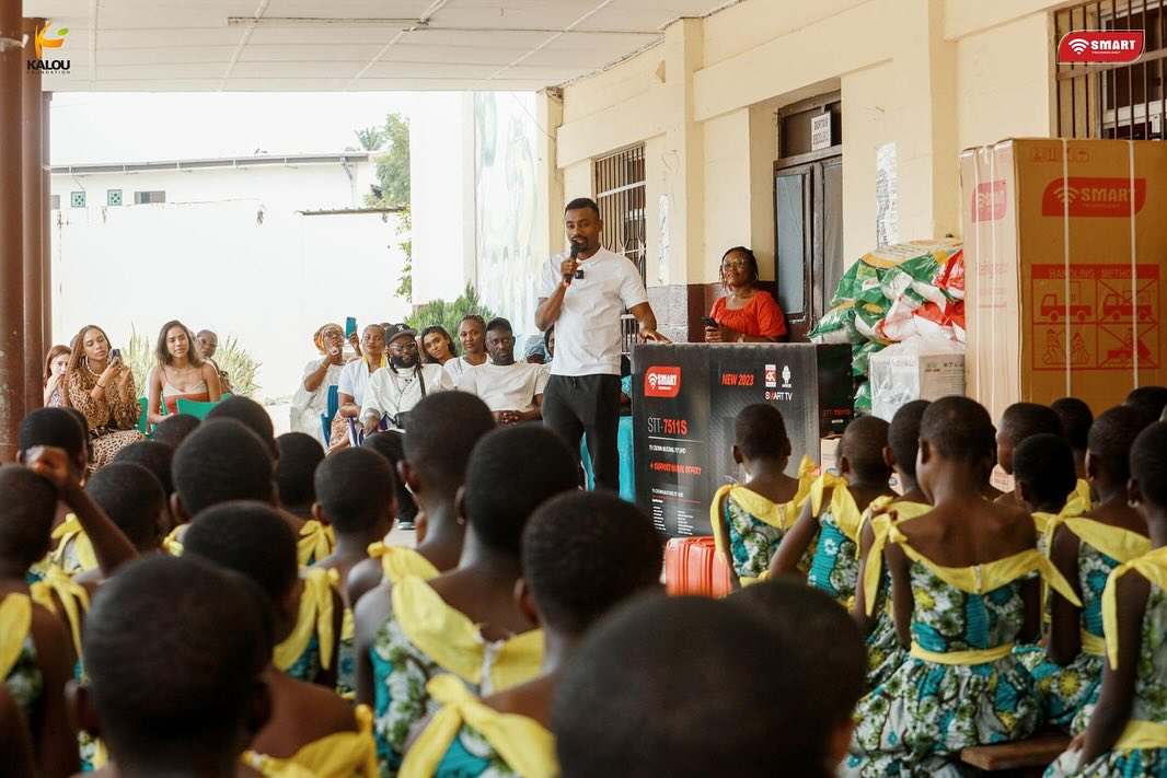 Deuxième Image de Célébrités. Salomon Kalou, l'icône du football ivoirien, s'est distingué une fois de plus en dehors du terrain, démontrant son engagement humanitaire inébranlable. En collaboration avec son partenaire Smart Technology, il a récemment rendu visite aux jeunes filles de l'orphelinat de Grand Bassam, apportant avec lui un cadeau exceptionnel. La Technologie au Service de la Solidarité En dehors des feux des projecteurs et des rugissements du public, Salomon Kalou a choisi d'apporter une touche de technologie à la vie des pensionnaires de l'orphelinat. Des équipements audiovisuels dernier cri ont été offerts, allant au-delà des simples divertissements pour devenir une fenêtre sur un monde meilleur. Une Qualité d'Image Inégalée pour la CAN23 Le geste philanthropique ne se limite pas à des écrans et des enceintes de qualité. Ces équipements offrent aux jeunes filles la possibilité de vivre la CAN23 avec une qualité d'image exceptionnelle, transcendant ainsi les barrières de leur réalité quotidienne. Innovation Humanitaire avec Smart Technology Le partenariat avec Smart Technology souligne l'importance de l'innovation dans le domaine humanitaire. Les équipements ne sont pas seulement des gadgets, mais des outils pour connecter, inspirer et élargir les horizons des jeunes filles. Kalou, Ambassadeur du Sport et de la Bienfaisance Au-delà des terrains de jeu, Kalou démontre que les personnalités publiques peuvent être des catalyseurs du changement. En tant qu'ambassadeur du sport et de la bienfaisance, il prouve que des gestes simples peuvent avoir un impact immense. La CAN23 : Un Tournoi qui transcende les Frontières Au-delà de la compétition sportive, Kalou illumine la CAN23 d'une lumière particulière. Cette initiative humanitaire offre un éclat d'espoir, rappelant que le véritable jeu se joue également dans la solidarité, la générosité et le désir de faire une différence.