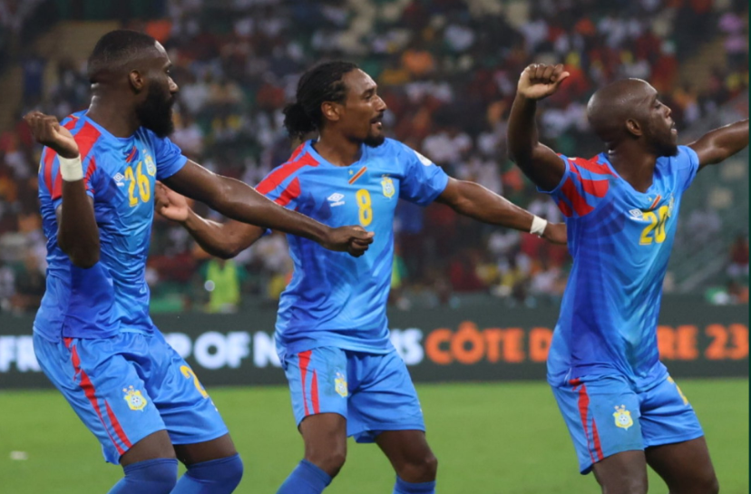 Image de Football. Malgré un départ défavorable, les Léopards de la République démocratique du Congo ont orchestré un renversement époustouflant ce vendredi 02 janvier, propulsant l'équipe vers les demi-finales de la Coupe d'Afrique des Nations (CAN) avec une victoire éloquente de 3-1 face à la Guinée. Le Triomphe des Léopards Menée au score, l'équipe congolaise, plus entreprenante que son adversaire, a confirmé sa maîtrise du jeu en validant avec brio son billet pour les demi-finales. Cette victoire à Abidjan a été un véritable exploit pour les Léopards de la RDC qui n'avaient plus atteint le dernier carré de la compétition depuis 2015, année où ils furent vaincus par les futurs champions, la Côte d'Ivoire (3-1). Une revanche possible se profile à l'horizon, car ils pourraient retrouver les Éléphants en demi-finale, en cas de succès face au Mali. La Logique du Résultat Malgré un match quelque peu brouillon, le résultat a finalement suivi une logique implacable. La Guinée, toujours privée de son talentueux meneur de jeu Gaël Kakuta, a semblé trop passive après avoir ouvert le score, incapable de réagir efficacement lorsque la situation s'est retournée en faveur des Léopards. L'Éclat de Chancel Mbemba La première période a été marquée par l'éclat du capitaine congolais, Chancel Mbemba, qui a joué un rôle crucial dans le dénouement du match. Sa contribution a été particulièrement notable lorsqu'il a provoqué un penalty, suivi de sa propre réalisation (0-1, 21e), puis a égalisé sur un corner au second poteau (1-1, 27e). Une performance exceptionnelle qui a souligné le leadership de Mbemba sur le terrain. Le Tournant du Coaching Le match, malgré son agitation initiale, a trouvé un tournant décisif avec le coaching de Sébastien Desabre. L'entrée en jeu de Silas à la 59e minute a déstabilisé la défense guinéenne, conduisant à l'obtention d'un penalty transformé avec succès par Yoane Wissa (2-1, 65e). Le Chef-d'œuvre de Masuaku Cependant, le moment fort de la soirée, voire de la compétition, a été l'œuvre magistrale d'Arthur Masuaku. D'un coup-franc excentré côté gauche, Masuaku a déjoué le gardien guinéen en trouvant la lucarne gauche, déjouant toutes les attentes (3-1, 82e). Vers Quel Destin les Léopards S'acheminent-ils? Cette victoire spectaculaire soulève des questions cruciales sur le destin des Léopards dans cette CAN. À la lumière de ce triomphe, peuvent-ils défier à nouveau les géants de la Côte d'Ivoire, ou peut-être même aspirer à remporter le trophée? L'avenir de cette équipe talentueuse semble prometteur, mais seul le temps nous dira vers quel destin elle se dirige.