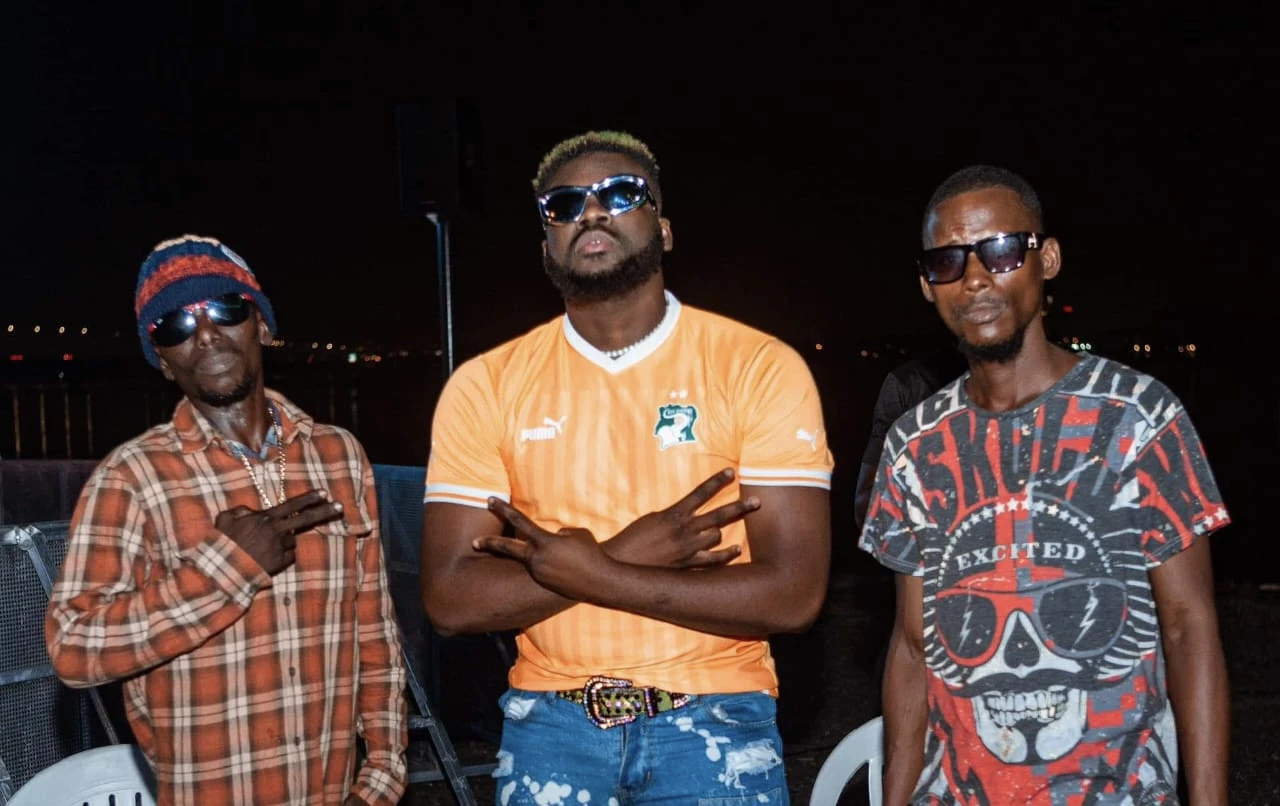 Image de Musique/Radio. Le groupe emblématique du rap ivoirien, Garba 50, a suscité l'enthousiasme lors de son retour sur scène au festival Abidjan Laguna Show, un événement en marge de la Coupe d'Afrique des Nations. Après des années d'absence, le duo Sooh et Oli a fait revivre l'esprit du rap abidjanais, rappelant une époque où ils étaient les incontestables locomotives du mouvement musical en Côte d'Ivoire. Un Retour Surprenant au Festival Abidjan Laguna Show Au cœur de l'effervescence musicale, Garba 50 a marqué sa présence au festival Abidjan Laguna Show en mettant le feu à la scène le 29 janvier dernier. Pour les amateurs de rap ivoirien, c'était un retour tant attendu, une occasion de se replonger dans les sonorités qui ont jadis électrisé la scène musicale d'Abidjan. Les Nouvelles du Duo : Oli, le Passeur du Savoir, et Sooh, en Quête de Stabilité Depuis leur retrait des projecteurs, beaucoup d'eau a coulé sous les ponts pour Sooh et Oli. Oli, autrefois pilier du duo, a embrassé une nouvelle carrière en devenant enseignant. Une évolution inattendue qui souligne la diversité des talents au sein du groupe. Cependant, Sooh, le binôme de toujours, peine à trouver une stabilité professionnelle, se contentant de se "débrouiller" selon les rumeurs circulant à Abidjan. Le Parcours Exceptionnel de Garba 50 À l'origine du rap abidjanais, Garba 50 (alias GB) a marqué son entrée en scène en 2006 avec le single auto-produit "Tu vas faire comment". Malgré un succès modeste, le duo persiste et signe avec l'album "Y'en A Pour Les Oreilles", qui propulse Garba 50 au sommet de la scène populaire locale grâce aux hits "Survivant" et "Abidjanais". Malheureusement, malgré leur succès musical, le groupe a dû faire face à des défis liés aux contrats avec les labels. Entre Succès et Discrétion La discrétion relative qui a suivi le triomphe de leur premier album n'a pas émoussé l'ardeur de Garba 50. Une tape intitulée "Échauffement Vol.1" a été lancée pour satisfaire l'appétit de leurs fans. En 2009, le groupe est de retour avec un deuxième album, "Jeune Africain Moderne", où ils collaborent avec des artistes tels qu'Aspik (ex-Mafia Trece) et le reggaeman Ismaël Isaac. Malgré ces succès, Garba 50 s'est retiré de la scène, laissant planer le mystère sur leur prochaine œuvre. L'Avenir de Garba 50 : Une Question en Suspens Alors que le duo mythique du rap ivoirien a refait surface au festival Abidjan Laguna Show, la question demeure : quel sera le prochain chapitre de Garba 50 dans l'histoire du rap ivoirien ? Leurs fans, nostalgiques des sonorités qui ont marqué toute une génération, attendent avec impatience de nouvelles productions musicales. La scène musicale ivoirienne est-elle prête à accueillir le retour triomphant de Garba 50, ou le groupe préférera-t-il rester dans l'ombre de sa gloire passée ? Seul le temps répondra à cette interrogation, mais une chose est certaine : le rap ivoirien a toujours besoin de ses pionniers pour écrire de nouveaux chapitres mélodiques. Regardez le clip