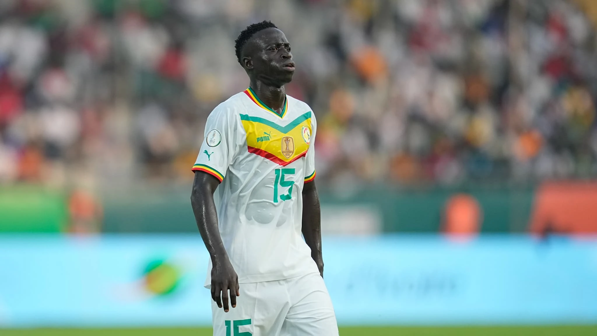 Image de Football. L'après-élimination des "Lions de la Téranga" lors de la Coupe d'Afrique des Nations a pris une tournure inattendue avec les déclarations explosives de Krépin Diatta. Le joueur sénégalais a ouvertement accusé la Confédération africaine de football (CAF) de corruption, jetant ainsi une ombre sur la compétition. Alors que les passions et les frustrations sont encore vives, le sort du joueur semble désormais suspendu aux décisions de la CAF. Les Accusations de Krépin Diatta Dans la zone mixte, après la défaite face aux Éléphants de Côte d’Ivoire, Krépin Diatta a lancé des accusations sévères contre la CAF. "Vous nous avez tués, vous êtes corrompus. Gardez votre Coupe d'Afrique", a-t-il déclaré, pointant du doigt l'arbitrage et un incident spécifique du match. Les critiques ont visé l'arbitre gabonais Pierre Ghislain Atcho et ont mis en doute l'intégrité de l'ensemble du processus. La Réaction de la CAF La réaction de la CAF ne s'est pas fait attendre. Selon des informations provenant de Senenews, la CAF a décidé de convoquer Krépin Diatta pour entendre ses arguments sur ces graves allégations. La convocation sera transmise à la Fédération sénégalaise de football (FSF), et l'audition pourrait se dérouler rapidement. L'instance dirigeante du football africain semble déterminée à traiter cette affaire de manière expéditive, étant donné la sensibilité des accusations. Les Possibles Retombées Le sort de Krépin Diatta, joueur émérite de l'AS Monaco, est désormais en suspens. Selon nos sources, la décision de la CAF pourrait être rendue avant la fin de la CAN 2023, prévue le 11 février prochain. Tandis que la compétition bat son plein, l'attention se tourne également vers les coulisses où se joue le destin du milieu de terrain sénégalais. La CAF, actuellement présente à Abidjan, pourrait opter pour une audition en présentiel ou par vidéoconférence, en fonction des circonstances. Les Possibles Sanctions En cas de condamnation à l'issue de son audition, Krépin Diatta risquerait des sanctions lourdes. Outre une suspension de plusieurs matches, il devrait faire face à des amendes imposées par l'instance africaine de football. Cette situation soulève des interrogations sur la manière dont les instances sportives abordent les déclarations controversées des joueurs et la délicatesse de l'équilibre entre liberté d'expression et responsabilité envers le jeu. Les Conséquences sur le Monde du Football Au-delà de l'individu, l'affaire Krépin Diatta souligne les tensions qui peuvent surgir dans le monde du football, en particulier lors d'événements aussi médiatisés que la CAN. Les relations entre les joueurs, les instances dirigeantes, et le public sont constamment sous les projecteurs. La polémique actuelle met en lumière la nécessité d'une gestion transparente des différends et des accusations pour préserver l'intégrité et la réputation du football africain. L'Avenir des Joueurs face à la Pression Alors que Krépin Diatta attend son audition, une question demeure ouverte : quelles leçons l'instance dirigeante et les joueurs eux-mêmes peuvent-ils tirer de cette situation ? Comment l'équilibre entre passion sportive, liberté d'expression et responsabilité individuelle peut-il être préservé dans l'arène du football ? La réponse à ces questions pourrait définir l'avenir des relations entre les joueurs, les instances sportives et les supporters, influant sur la dynamique complexe qui anime le monde du football.