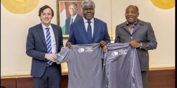 Image de Football. L'Olympique de Marseille, l'un des clubs emblématiques du football français, a officiellement annoncé son engagement à contribuer au développement du football en Côte d'Ivoire. Cette décision a été rendue publique par le président du club, Pablo Longoria, à la suite de rencontres stratégiques avec des représentants du gouvernement ivoirien à Abidjan. La démarche s'inscrit dans le cadre du partenariat "Sublime Côte d’Ivoire" avec le Ministère du Tourisme et des loisirs Ivoirien et coïncide avec la participation du président à des matchs de la CAN 2023. L'Étape Stratégique à Abidjan La visite de Pablo Longoria à Abidjan revêt une importance particulière, en tant que représentant d'un club européen majeur. Les discussions avec les autorités ivoiriennes ont tourné autour du rôle potentiel de l'Olympique de Marseille dans le renforcement des infrastructures sportives en Côte d'Ivoire. Le président a exprimé sa volonté d'explorer des opportunités post-CAN et de contribuer à l'avenir du football ivoirien. Ses déclarations témoignent d'un engagement à long terme, allant au-delà de l'événement sportif actuel. Les Projets Post-CAN de l'Olympique de Marseille Pablo Longoria a mis en avant les ambitions du club français en matière de développement des infrastructures sportives en Côte d'Ivoire. "Nous sommes venus explorer et étudier des points importants pour l'après CAN et pour l'avenir, en ce qui concerne les différentes infrastructures sportives importantes du pays. Et spécialement voir comment l'Olympique de Marseille peut encore s'ancrer pour participer au développement du football", a déclaré le président. Ces propos suggèrent une démarche réfléchie et une volonté d'investissement significatif dans le secteur sportif ivoirien. La Fierté d'un Ambassadeur Ivoirien Au-delà du partenariat sportif, Pablo Longoria a exprimé sa fierté de voir l'Olympique de Marseille devenir un ambassadeur de la Côte d'Ivoire dans le cadre du projet "Sublime Côte d’Ivoire". Cette dimension transcende le simple aspect sportif, soulignant l'importance des liens culturels et promotionnels qui peuvent découler d'une collaboration entre un club européen renommé et un pays africain. Les Retombées Positives du Partenariat Les retombées positives du partenariat entre la Côte d'Ivoire et l'Olympique de Marseille sont palpables, selon le ministre ivoirien du Tourisme et des loisirs, Siandou Fofana. Il souligne l'impact sur le secteur du tourisme, avec une intensification des vols en provenance de la France, renforçant ainsi les liens économiques entre les deux nations. Le partenariat ne se limite pas au domaine sportif, mais s'étend également à des secteurs connexes, mettant en évidence l'influence et la portée d'une collaboration de cette envergure. Quel Avenir pour le Football Ivoirien ? Alors que l'Olympique de Marseille trace des perspectives ambitieuses pour le football ivoirien, une question demeure ouverte : quel impact concret cette collaboration aura-t-elle sur l'essor du football en Côte d'Ivoire ? Comment les projets post-CAN se concrétiseront-ils, et quelle place le pays occupera-t-il sur la scène footballistique internationale ? Ces interrogations esquissent les contours de l'avenir du football ivoirien, tout en soulignant l'importance des partenariats internationaux dans l'évolution du sport sur le continent africain.