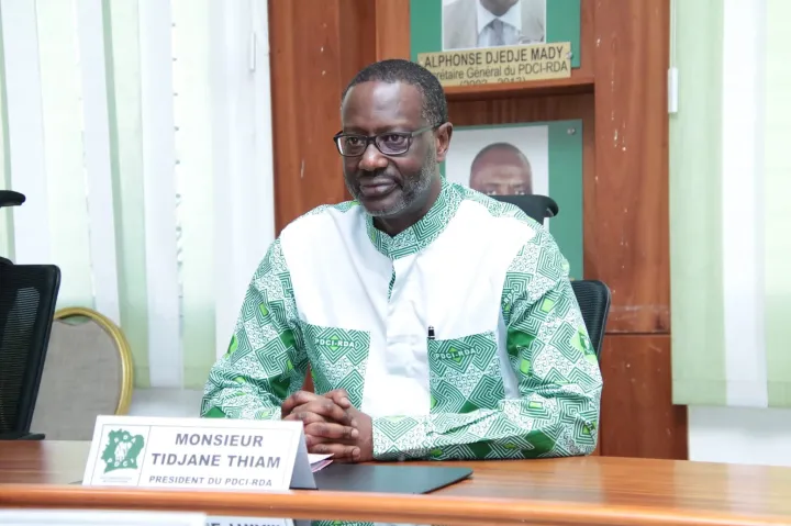 Image de Politique. Tidjane Thiam, président du Parti démocratique de Côte d'Ivoire (PDCI), a récemment répondu aux critiques concernant sa longue absence en dehors du pays et a partagé des insights sur ses choix politiques lors d'une rencontre avec des mouvements et associations de soutien. Son départ après le coup d'État de 1999 et son retour en 2022 ont suscité des interrogations et des débats dans la sphère politique ivoirienne. Les Critiques et Interrogations La longue absence de Tidjane Thiam, ministre du Plan et du Développement à l'époque du coup d'État de 1999, a été vivement critiquée par certains membres du Rassemblement des Houphouëtistes pour la démocratie et la paix (RHDP). Des voix se sont élevées, questionnant son engagement envers la Côte d'Ivoire et son absence pendant les périodes tumultueuses du pays. Les critiques émanent également de ses pairs politiques, soulignant ses choix personnels et politiques. Tidjane Thiam Répond à ses Détracteurs Face à ces critiques, Tidjane Thiam a pris la parole pour clarifier sa position et ses motivations. Il a exprimé sa souffrance face à certaines situations en Côte d'Ivoire et sa volonté de ne pas participer à des actions qu'il désapprouvait. Son retour en 2022 a été interprété comme un acte de réaffirmation de son attachement au pays, malgré sa longue absence. Il a souligné qu'il avait refusé le poste de Premier ministre, contredisant ainsi les accusations d'ambition démesurée qui lui ont été adressées. Les Motivations Profondes Les déclarations de Tidjane Thiam révèlent une profonde réflexion sur son engagement politique et ses convictions personnelles. Son refus du poste de Premier ministre met en lumière sa vision politique et son désir de ne pas compromettre ses valeurs. Son retour en Côte d'Ivoire semble être motivé par un désir sincère de contribuer au bien-être du pays, tout en restant fidèle à ses principes. L'Impact des Choix Politiques Les choix politiques de Tidjane Thiam soulèvent des questions sur la nature de l'engagement politique en Côte d'Ivoire et la complexité des relations politiques. Son refus du poste de Premier ministre témoigne d'une volonté de rester indépendant et fidèle à ses convictions. Cependant, cela suscite également des débats sur les opportunités politiques et les compromis nécessaires dans le paysage politique ivoirien. Quelle Influence sur le Paysage Politique Ivoirien ? Alors que Tidjane Thiam clarifie ses choix politiques et ses motivations, une question demeure : quel sera l'impact de ses actions sur le paysage politique ivoirien ? Son refus du poste de Premier ministre et son engagement envers le Parti démocratique de Côte d'Ivoire marqueront-ils un tournant dans la politique du pays ? Cette question ouvre la voie à une réflexion plus approfondie sur les dynamiques politiques en Côte d'Ivoire et l'évolution du leadership politique dans le pays.