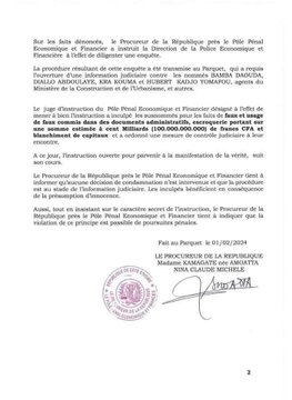 Deuxième Image de Faits Divers. Dans un communiqué émanant de la procureure Kamagaté, née Amoata Nina Claude Michelle, la Côte d'Ivoire est secouée par des inculpations de grande envergure au sein du ministère de la Construction et de l'Urbanisme. Quatre hauts responsables font face à des accusations graves, notamment d'escroquerie, de faux et usage de faux. Cette affaire, révélée au grand jour, met en lumière des pratiques douteuses au cœur même de l'organe en charge de la gestion des titres fonciers urbains. Le Litige Foncier à Elokaté : Un Terreau Propice aux Malversations Le scandale prend racine dans un litige foncier survenu le 28 mars 2023, impliquant une parcelle de 490 hectares, 28 ares et 57 centiares dans le village d'Elokaté, sous-préfecture de Bingerville. La plainte émane de la communauté villageoise, accusant les responsables du ministère de la Construction d'avoir falsifié des écritures publiques. Cette dénonciation met en lumière des pratiques douteuses liées à l'émission d'Arrêtés de Concession Définitive (ACD) basés sur des attestations de propriété coutumières obtenues frauduleusement. Une Enquête Explosive : Révélations sur les Pratiques Corruption Face à ces allégations sérieuses, le procureur de la République près du pôle pénal économique et financier a décidé d'initier une enquête approfondie. Les plaignants soulignent la complicité de certains agents du ministère de la Construction et de l'Urbanisme dans l'obtention frauduleuse de documents. Cette situation a poussé le Parquet à demander l'ouverture d'une information judiciaire contre Bamba Daouda, Diallo Abdoulaye, Kra Kouma, et Hubert Kadjo Yomafou, des hauts responsables au cœur du ministère de la Construction et de l'Urbanisme. Des Inculpations Lourdes de Conséquences Le poids des inculpations est colossal, touchant aux fondements mêmes de l'administration. Les faits reprochés aux responsables du ministère incluent le faux et usage de faux dans des documents administratifs, une escroquerie estimée à 100 milliards de FCFA et des accusations de blanchiment de capitaux. Ces allégations, si avérées, pourraient ébranler profondément la confiance du public envers les institutions censées garantir l'intégrité et la transparence. Le Contrôle Judiciaire : Un Nouveau Chapitre S'ouvre En réponse à ces accusations, le juge d'instruction du pôle économique et financier a ordonné un contrôle judiciaire à l'encontre des quatre hauts responsables. Cette mesure vise à assurer qu'ils se conforment aux règles établies par la justice pendant l'instruction. La présomption d'innocence demeure, comme le souligne le communiqué, tant que les accusés n'ont pas été condamnés. Les Répercussions Possibles : La Confiance du Public en Question Ce scandale foncier risque de provoquer des répercussions importantes au sein de la société ivoirienne. La confiance du public envers les institutions gouvernementales, en particulier celles chargées de questions aussi sensibles que l'urbanisme et la construction, pourrait être sérieusement ébranlée. Il soulève également des questions sur l'efficacité des mécanismes de contrôle et de régulation au sein du gouvernement. La Route de la Vérité : L'Instruction en Cours L'instruction, en cours pour établir la vérité, est un processus complexe qui devra démêler les fils de cette affaire tentaculaire. Les déclarations des plaignants, les preuves recueillies lors de l'enquête et les réponses des inculpés seront cruciales pour déterminer la nature exacte des agissements au sein du ministère de la Construction et de l'Urbanisme. Où Mène la Corruption dans nos Institutions ? Alors que cette affaire évolue, une question persiste : jusqu'où s'étend la corruption au sein de nos institutions ? Les réponses à cette interrogation cruciale pourraient redéfinir les priorités en matière de gouvernance et inciter à des réformes plus profondes pour garantir l'intégrité et la responsabilité au sein de l'appareil gouvernemental.