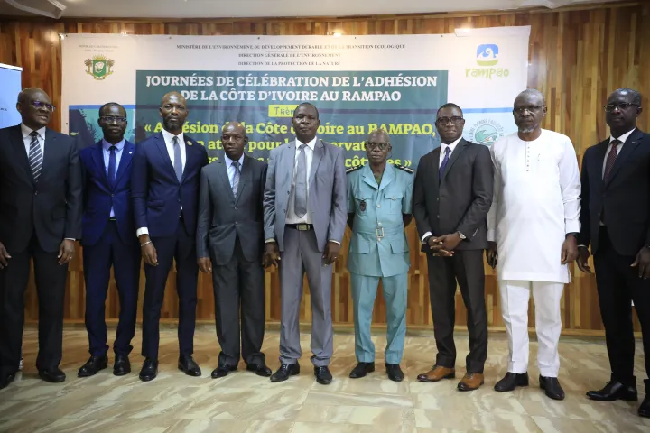 Image de Société. La Riviera Attoban a récemment été le théâtre d'un événement marquant pour la Côte d'Ivoire : la célébration de son adhésion au Réseau Régional d'Aires Marines Protégées en Afrique de l'Ouest (RAMPAO). L'événement, une table ronde, s'est déroulé le jeudi 1er février 2024, sous le thème "Adhésion de la Côte d’Ivoire au RAMPAO, un atout pour la préservation des ressources marines et côtières". Le ministère de l’Environnement, du Développement Durable et de la Transition Écologique a été l'acteur principal de cette initiative, soulignant l'engagement ferme du gouvernement ivoirien envers la préservation des écosystèmes marins et côtiers. Le Directeur de cabinet adjoint du ministère, Elisée Napari Yéo, a exprimé sa reconnaissance envers les acteurs du RAMPAO, soulignant l'importance des aires marines protégées en tant que joyaux de biodiversité. La Voix du Ministère "Les aires marines protégées sont des joyaux de biodiversité, des refuges naturels où la vie marine peut s'épanouir sans entrave", a déclaré Napari Yéo. Il a assuré que l'adhésion au réseau régional témoigne de l'engagement de la Côte d'Ivoire à contribuer pleinement à la création d'un réseau interconnecté et complémentaire d'aires marines protégées, favorisant le développement durable. L'accent a été mis sur le renforcement de la protection côtière, la régénération des populations de poissons, et la préservation des habitats marins cruciaux. Il a également invité les participants à collaborer pour développer des stratégies novatrices conciliant la conservation avec les besoins économiques et sociaux du pays. Synergie d'Actions pour une Efficacité Optimale Mamadou Ciré, Président du Conseil d’Administration du RAMPAO, a souligné la nécessité d'une synergie d'actions pour une efficacité optimale. "Les ressources que nous conservons n’ont pas besoin de frontières", a-t-il souligné. Cette déclaration met en lumière l'idée que la conservation des ressources marines ne connaît pas de limites nationales, nécessitant une coopération régionale. La table ronde a rassemblé divers acteurs, dont des experts, des représentants gouvernementaux, des organisations non gouvernementales et d'autres intervenants clés. L'objectif était de discuter des défis et des opportunités liés à la mise en œuvre efficace des engagements envers le réseau régional d'aires marines protégées. Le Bilan Positif du RAMPAO Depuis sa création en 2007, le RAMPAO a su relever les défis de la mise en réseau d'un ensemble cohérent d'Aires Marines Protégées (AMP). Ces aires sont interconnectées, complémentaires et représentatives d'écosystèmes et d'habitats critiques. Le réseau régional a également joué un rôle crucial dans la conservation et l'utilisation durable de la biodiversité, des services écosystémiques, ainsi que des ressources patrimoniales, naturelles et culturelles, contribuant ainsi au bien-être des populations de la région. Quel Avenir pour la Conservation Marine en Afrique de l'Ouest ? Alors que la Côte d'Ivoire prend des mesures significatives pour renforcer la protection de ses aires marines, la question cruciale qui se pose est la suivante : quel avenir pour la conservation marine en Afrique de l'Ouest ? Les efforts régionaux tels que l'adhésion au RAMPAO témoignent de la volonté collective de préserver ces écosystèmes cruciaux. Cependant, les défis persistants, tels que la pêche illégale et la pollution, nécessitent une action continue et coordonnée. La table ronde marque un pas important, mais le chemin vers une gestion durable des ressources marines dans la région reste encore à tracer. La question ouverte demeure : comment pouvons-nous garantir un avenir marin prospère pour les générations futures en Afrique de l'Ouest ?