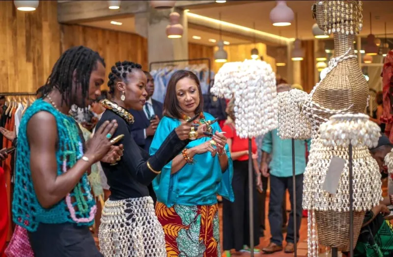 Image de Art. Le 2 février 2024 restera gravé dans les annales de la mode ivoirienne avec le lancement officiel du "Collectif Ivoirien de Design" à l'Ivoire Trade Center. Un événement d'envergure qui a rassemblé des talents exceptionnels et qui a bénéficié du soutien marqué de la ministre de la Culture et de la Francophonie, Françoise Remarck. Dans cette chronique, nous explorons les facettes de cette initiative ambitieuse qui promet de redéfinir la scène créative ivoirienne. Une alliance de cinq étoiles Cinq jeunes talents émergents, Loza Maleombo, Renwa, Kente Gentlemen, Olooh, et Lafalaise Dion, ont uni leurs forces pour former le "Collectif Ivoirien de Design". Ces créateurs, déjà acclamés à l'échelle mondiale, ont choisi de mettre en commun leurs expertises pour impulser une nouvelle dynamique à la scène du design ivoirien. L'initiative souligne le potentiel collaboratif des talents individuels, créant ainsi une synergie artistique unique. Un lancement orchestré avec brio Le lancement officiel du collectif a été marqué par un pop-up magasin dédié à leurs créations, une déclaration audacieuse de l'influence grandissante de la Côte d'Ivoire dans le monde de la mode. Profitant de la Coupe d'Afrique des Nations 2023, les créateurs ont saisi l'occasion de présenter leurs œuvres au public, mettant en lumière le rôle majeur que joue le pays en tant que pôle créatif sur le continent. L'examen minutieux de Françoise Remarck La présence de la ministre Françoise Remarck a ajouté une dimension significative à l'événement. Son engagement envers le développement de la scène créative ivoirienne s'est manifesté par des échanges approfondis avec chaque membre du collectif. La ministre a pris le temps d'examiner attentivement les créations, exprimant son admiration pour la créativité déployée et son soutien inébranlable envers l'industrie du design ivoirien. Une célébration artistique La cérémonie de lancement n'était pas seulement une exposition statique, mais une célébration dynamique de la créativité ivoirienne. Des performances artistiques captivantes ont ajouté une touche vibrante à l'événement, soulignant l'importance accordée par le département ministériel de la Culture et de la Francophonie à positionner la Côte d'Ivoire comme un acteur majeur dans le secteur du design. Un symbole de collaboration et de solidarité Au-delà de la mise en avant des talents individuels, le "Collectif Ivoirien de Design" symbolise la collaboration et la solidarité entre les créateurs. Cette union renforce la position de la Côte d'Ivoire en tant que force créative émergente sur la scène internationale. Grâce au soutien déterminant de la ministre Françoise Remarck, l'initiative promet d'ouvrir de nouvelles perspectives pour le design ivoirien, facilitant son expansion et sa reconnaissance à l'échelle mondiale. En clôture, le lancement du "Collectif Ivoirien de Design" représente bien plus qu'une simple vitrine de la créativité locale. C'est un pas audacieux vers l'affirmation de la Côte d'Ivoire en tant que centre d'innovation dans le domaine du design. Alors que ces jeunes talents tracent leur chemin vers l'excellence, une question ouverte demeure : quel impact cette initiative aura-t-elle sur le paysage créatif ivoirien et au-delà ? L'avenir s'annonce prometteur, et le "Collectif Ivoirien de Design" pourrait bien être le catalyseur d'une ère nouvelle pour la mode et le design en Côte d'Ivoire.