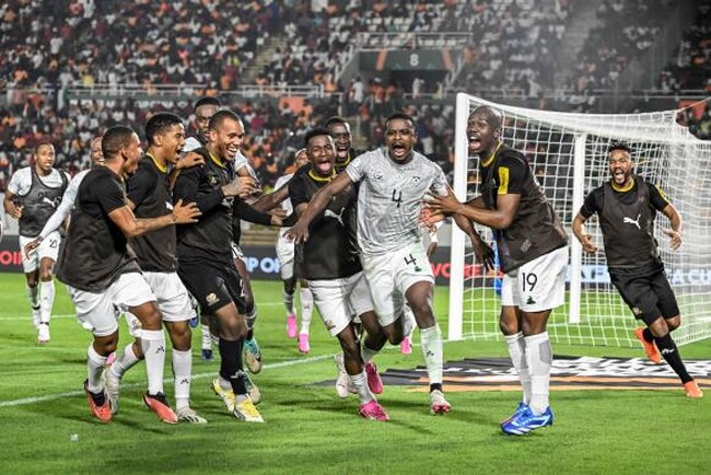 Image de Football. Le dernier carré de la Coupe d'Afrique des Nations 2024 offre un spectacle captivant avec quatre équipes aux histoires diverses. Le Nigeria, habitué des sommets, affronte l'Afrique du Sud, en plein come-back. De l'autre côté, la Côte d'Ivoire, ressuscitée après des débuts difficiles, se mesure à une République démocratique du Congo (RDC) unie autour d'un rêve. Nigeria - L'expérience inégalée Le Nigeria, fort de sa 20e participation à la CAN, se hisse pour la 15e fois en demi-finale, démontrant une régularité exceptionnelle. Les Super Eagles, solides et efficaces, sont des favoris naturels, mais l'histoire montre que les demi-finales ne sont pas toujours leur point fort. Avec une défense impénétrable, ils aspirent à ajouter un nouveau titre à leur palmarès, même s'ils restent à la quatrième place des équipes les plus titrées. Afrique du Sud - Le retour en grâce Sous la direction de Hugo Broos, ancien vainqueur de la CAN en 2017, l'Afrique du Sud opère un retour en force après des années de performances modestes. Le défi contre le Nigeria, une équipe qui les a souvent dominés par le passé, promet d'être ardu. Cependant, avec Ronwen Williams dans les cages et une équipe revigorée, les Bafana Bafana aspirent à inverser la tendance et à retrouver une place sur le devant de la scène africaine. Côte d'Ivoire - Du désespoir à la résurrection La Côte d'Ivoire, après une débâcle initiale contre la Guinée équatoriale, a connu une renaissance sous la direction d'Emerse Faé. Déjouant tous les pronostics, les Éléphants ont éliminé le champion en titre, le Sénégal, et le Mali en quart de finale. Leur parcours chaotique mais exaltant suscite l'enthousiasme et la fierté nationale, bien que privés de certains joueurs clés pour la demi-finale. RDC - L'unité pour un rêve La République démocratique du Congo, il y a un an moquée, se trouve désormais en demi-finale. Sous la direction de Sébastien Desabre, l'équipe a métamorphosé son parcours, adoptant un état d'esprit solidaire et déterminé. Les Léopards rêvent de revanche face à la Côte d'Ivoire, neuf ans après une défaite en 2015. La demi-finale contre la Côte d'Ivoire s'annonce comme un moment intense. Le dernier carré de cette CAN 2024 promet des rencontres passionnantes, chacune avec son lot d'histoires et d'enjeux. Les favoris traditionnels, les revenants, les miraculés et les rêveurs congolais se disputent une place en finale. Alors que les stades résonnent des chants des supporters et que les joueurs se préparent pour l'affrontement, une question persiste : quelles surprises et quelles émotions réserve la suite de ce tournoi palpitant ? L'avenir du football africain est entre les mains de ces équipes, et le monde retient son souffle pour voir qui émergera en tant que champion de la CAN 2024.