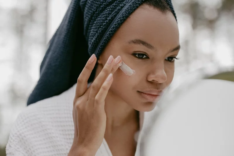 Image de Beauté/Mode. Le premier pas vers une peau éclatante consiste à comprendre votre type de peau. Est-elle sèche, grasse, mixte ou sensible ? Chaque type de peau a des besoins spécifiques, et adapter votre routine en conséquence est essentiel. Pour cela, rien de mieux que de consulter un professionnel de la peau qui peut évaluer votre type de peau, identifier les problèmes potentiels et recommander des produits adaptés. Nettoyage en profondeur Un nettoyage efficace est la pierre angulaire d'une peau saine. Optez pour un nettoyant doux, adapté à votre type de peau, pour éliminer les impuretés sans agresser. Le double nettoyage est également une astuce que j'ai intégrée à ma routine. Commencez par un nettoyant à base d'huile pour dissoudre le maquillage et l'excès de sébum, suivi d'un nettoyant à base d'eau pour éliminer les résidus. Cela laisse ma peau propre et fraîche, prête à absorber les bienfaits des produits suivants. Hydratation quotidienne Peu importe votre type de peau, l'hydratation est cruciale. J'ai découvert que même les peaux grasses ont besoin d'une hydratation adéquate pour équilibrer la production de sébum. Choisissez une crème hydratante adaptée à votre type de peau et n'oubliez pas d'appliquer un écran solaire le matin pour protéger votre peau des rayons UV néfastes. Exfoliation régulière L'exfoliation élimine les cellules mortes de la peau, révélant un teint plus éclatant. Cependant, il est essentiel de ne pas exagérer. J'intègre une exfoliation douce une à deux fois par semaine dans ma routine pour éviter toute irritation. Choisissez un gommage adapté à votre type de peau, qu'il soit chimique ou mécanique, pour des résultats optimaux. Masques revitalisants Les masques sont une excellente façon de donner un coup de fouet à votre peau. Que ce soit un masque hydratant, purifiant ou nourrissant, choisissez en fonction des besoins spécifiques de votre peau. Personnellement, j'aime m'offrir un masque revitalisant le week-end pour offrir à ma peau un moment de détente et de régénération. Alimentation équilibrée Une peau éclatante ne dépend pas uniquement des produits externes. L'alimentation joue un rôle crucial. J'ai constaté une amélioration significative de l'éclat de ma peau en intégrant des aliments riches en antioxydants, tels que des fruits et des légumes colorés, ainsi que des acides gras oméga-3 provenant de poissons gras. Hydratation de l'intérieur Boire suffisamment d'eau est une astuce beauté souvent négligée. L'hydratation interne est tout aussi importante que l'hydratation externe. Maintenir une bonne hydratation aide à éliminer les toxines de l'organisme, contribuant ainsi à une peau plus claire et plus saine. Gestion du stress Le stress peut avoir des effets néfastes sur la peau, entraînant des problèmes tels que l'acné et les inflammations. Pratiquer des techniques de gestion du stress, comme la méditation, le yoga ou simplement prendre du temps pour soi, peut avoir des avantages positifs sur la santé de la peau. Sommeil réparateur Le sommeil est le moment où la peau se régénère. Un sommeil réparateur favorise une peau éclatante. Essayez d'établir une routine de sommeil régulière pour permettre à votre peau de bénéficier de ce temps précieux de récupération. Adaptation aux saisons Ma routine de soins de la peau évolue avec les saisons. En hiver, j'opte pour des produits plus hydratants, tandis qu'en été, je privilégie des formules légères. Adapter votre routine aux besoins changeants de votre peau tout au long de l'année est un moyen efficace de maintenir son éclat. En conclusion, une peau éclatante et saine nécessite une approche holistique. Comprendre les besoins spécifiques de votre peau, adopter une routine de soins adaptée, maintenir une alimentation équilibrée et adopter des habitudes de vie saines sont des éléments clés. En intégrant ces astuces beauté personnalisées dans ma routine quotidienne, j'ai constaté des changements significatifs dans l'apparence et la santé de ma peau. N'oubliez pas que chaque peau est unique, alors prenez le temps d'expérimenter et de trouver ce qui fonctionne le mieux pour vous. Une peau éclatante est à portée de main avec les bons soins et l'attention qu'elle mérite.