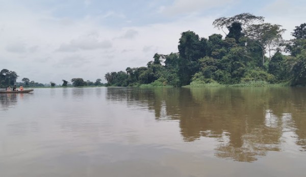 Image de Faits Divers. Le samedi 03 février 2024, la Côte d'Ivoire a été secouée par une tragédie déchirante alors que deux jeunes ont été déclarés portés disparus dans le majestueux fleuve Bandama. La découverte du corps d'une des victimes par noyade a accentué l'urgence des recherches pour retrouver le deuxième disparu. Les autorités locales, les équipes de secours et les volontaires ont uni leurs forces pour mener des opérations de recherche. Bandama : Cours d'Eau Vital et Dangers Potentiels Le Bandama, en tant que cours d'eau vital, est souvent le lieu de diverses activités, telles que la pêche, le transport fluvial et les loisirs. Cependant, la sécurité de ces activités est remise en question à la lumière de cette tragédie. Sécurité des Activités Fluviales : Mesures Insuffisantes? Les autorités compétentes seront-elles en mesure de mettre en place des mesures de sécurité accrues pour prévenir de telles disparitions tragiques à l'avenir? Comment la communauté peut-elle être mieux sensibilisée aux dangers potentiels des cours d'eau et aux mesures de précaution nécessaires? Responsabilité Collective et Sensibilisation Communautaire La responsabilité collective émerge également, car la sécurité des cours d'eau ne relève pas uniquement des autorités, mais aussi de la communauté elle-même. Le gouvernement et les organismes concernés doivent-ils intensifier leurs campagnes de sensibilisation? Soutien Communautaire : Un Pilier Essentiel Outre les questions de sécurité, cette tragédie soulève également des préoccupations quant à la manière dont les communautés locales réagissent et soutiennent les familles touchées. Les autorités locales et les organisations non gouvernementales devraient-elles intensifier leurs efforts pour fournir un soutien psychologique et financier aux proches des disparus? Vers un Avenir Plus Sécurisé : Prévention et Mobilisation En conclusion, la disparition de deux jeunes dans le fleuve Bandama en Côte d'Ivoire a mis en lumière des questions cruciales liées à la sécurité des cours d'eau, à la sensibilisation communautaire et à la réponse face aux tragédies. Il est essentiel de s'interroger sur les mesures nécessaires pour éviter de telles tragédies à l'avenir et sur la manière dont les communautés peuvent se mobiliser pour assurer la sécurité de tous le long des rivières et des fleuves. Comment pouvons-nous collectivement travailler à créer des environnements fluviaux plus sûrs et plus informés?