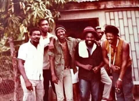 Image de Musique/Radio. Le monde de la musique reggae est endeuillé par la perte d'une véritable légende, Aston "FamilyMan" Barrett, le bassiste emblématique de Bob Marley et chef d'orchestre des Wailers. Sa disparition laisse un vide immense dans le Royaume des bassistes du reggae, mais son héritage musical demeure éternel. Un Pilier du Reggae : La Perte de FamilyMan Barrett Aston Barrett, surnommé "FamilyMan," était bien plus qu'un musicien de renom. Il était le chef d'orchestre derrière le son distinctif des Wailers et a marqué l'histoire du reggae comme le meilleur bassiste que le monde ait connu. Sa virtuosité a transcendé les frontières, son jeu de basse étant présent sur presque tous les morceaux emblématiques de Bob Marley. La triste nouvelle de sa disparition a ému la communauté musicale et les fans du reggae à travers le monde. FamilyMan Barrett laisse derrière lui un héritage musical qui continuera d'influencer les générations futures de musiciens. Rencontre avec une Légende : Les Souvenirs de la Jamaïque Alpha Blondy, un autre géant du reggae, partage ses souvenirs de sa rencontre avec FamilyMan en 1984, lors du festival Reggae Sunsplash à Montego Bay, en Jamaïque. Une rencontre fortuite orchestrée par Sky High, le manager de Ziggy à l'époque, a ouvert la voie à une collaboration en studio avec les Wailers. C'est ainsi que la chanson emblématique "Cocody Rock!" a vu le jour, enregistrée avec le concours de FamilyMan Barrett et d'Errol Brown. Une Collaboration Inoubliable : "Cocody Rock" et "Jerusalem" Alpha Blondy exprime sa gratitude envers FamilyMan pour sa contribution exceptionnelle à la chanson "Cocody Rock" et à l'album "Jerusalem". Il souligne la grande humilité et la gentillesse légendaire de FamilyMan, évoquant des souvenirs inoubliables et des leçons de vie tirées de cette collaboration avec la légende du reggae. Le Groove Inimitable de FamilyMan : Une Marque Indélébile Fams, comme le surnommait affectueusement Alpha Blondy, était capable de créer un groove reconnaissable entre mille. Son jeu de basse unique a fait vibrer des millions d'âmes et continue d'influencer d'innombrables musiciens. Alpha Blondy souligne la capacité exceptionnelle de FamilyMan à comprendre instantanément le feeling en studio et à créer la magie attendue. Il le qualifie de "TRÈS FORT" dans l'art du reggae. Un Projet Avorté : La Dernière Rencontre et la Maladie de FamilyMan La dernière fois qu'Alpha Blondy et FamilyMan se sont croisés, c'était lors de tournées au Brésil. Les deux artistes avaient des projets de collaboration, mais la maladie a frappé FamilyMan, mettant fin à ces aspirations partagées. Alpha Blondy rend hommage à la force et à la détermination de FamilyMan, qui ont marqué la scène musicale jusqu'à la fin. Un Adieu Empli de Reconnaissance : Legacy et Condoléances Dans un dernier adieu, Alpha Blondy souhaite à FamilyMan Barrett un repos paisible dans la paix de Dieu. Il souligne que la mission de FamilyMan a été accomplie avec grandeur, laissant un héritage immuable d'émotions, d'amour, de talent et de créativité. Alpha Blondy rappelle que le reggae est une musique intemporelle, et la contribution de FamilyMan restera gravée dans l'histoire de cette musique qui transcende les époques. Condoléances sincères à toute la famille de FamilyMan Barrett qui pleure la perte de ce géant du reggae. Comment FamilyMan Barrett a-t-il influencé votre appréciation du reggae et de la musique en général?