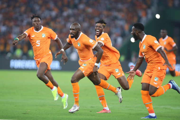 Image de Football. À la veille de la demi-finale tant attendue de la CAN 2023 opposant la Côte d'Ivoire à la République démocratique du Congo, un coup dur frappe les Éléphants. La nouvelle de l'absence de quatre joueurs-clés, dont le capitaine Serge Aurier, laisse planer des interrogations sur les chances de la Côte d'Ivoire dans cette rencontre cruciale. Comment l'équipe nationale va-t-elle relever ce défi majeur face aux Léopards de la RDC ? Les Éléphants Face à une Défense Affaiblie Le premier coup porté à l'équipe ivoirienne concerne la défense, avec les absences notables de Serge Aurier et d'Odilon Kossounou. Le capitaine, pilier de l'arrière-garde, ne sera pas sur le terrain pour guider ses coéquipiers dans cette bataille cruciale. Kossounou, dont la solidité défensive a été un atout majeur, manquera également à l'appel, laissant un vide significatif dans le dispositif tactique. Le Secteur Offensif Amputé Du côté offensif, la Côte d'Ivoire devra faire sans Christian Kouamé et Oumar Diakité. Kouamé, figure prometteuse de l'attaque, et Diakité, le virevoltant buteur de la qualification contre le Mali, ne pourront pas apporter leur contribution à l'équipe. Cette double absence complique la tâche de l'entraîneur Emerse Faé, qui devra repenser sa stratégie offensive en l'absence de ces deux éléments clés. Un Retour en Force après l'Humiliation Depuis l'humiliation subie face à la Guinée-Équatoriale, la Côte d'Ivoire a opéré un revirement impressionnant. Les victoires successives contre le Sénégal et le Mali ont marqué un regain de confiance et ont replacé les Éléphants parmi les favoris de la compétition. Cependant, ces résultats positifs sont désormais éclipsés par les absences cruciales qui marqueront la demi-finale contre la RDC. Les Enjeux de la Demi-Finale La demi-finale de la CAN 2023 contre la RDC s'annonce comme un test majeur pour la Côte d'Ivoire. Les Léopards, eux aussi déterminés à accéder à la finale, se présentent comme un adversaire redoutable. Les enjeux sont élevés, et l'absence de quatre joueurs clés ne fait qu'ajouter une couche de complexité à la situation. Comment l'équipe nationale ivoirienne surmontera-t-elle ces obstacles pour atteindre la finale tant convoitée ? Le Capitaine Absent : Un Vide de Leadership Serge Aurier, le capitaine emblématique des Éléphants, sera notablement absent de cette demi-finale. Son rôle de leader sur le terrain et en dehors ne pourra pas être remplacé facilement. La question du leadership se pose, et l'entraîneur Faé devra trouver un moyen de combler ce vide, aussi bien sur le plan tactique que mental. Le Défi Tactique d'Emerse Faé L'absence simultanée de joueurs clés en défense et en attaque constitue un défi majeur pour l'entraîneur Emerse Faé. La question cruciale est de savoir comment il ajustera sa tactique pour pallier ces absences. Les remplaçants appelés à combler ces postes seront-ils à la hauteur de l'enjeu ? Faé devra jongler avec les options disponibles pour maintenir l'équilibre de son équipe dans ce duel décisif. Les Supporters en Attente Au-delà des considérations tactiques, l'absence de ces quatre joueurs essentiels ne passe pas inaperçue auprès des supporters ivoiriens. Les réseaux sociaux résonnent de messages de soutien et de préoccupations quant à l'impact de ces absences sur le déroulement du match. Les supporters des Éléphants restent en attente, oscillant entre espoir et inquiétude, dans l'attente de voir comment l'équipe nationale surmontera ces obstacles inattendus. À la veille de la demi-finale cruciale de la CAN 2023, l'incertitude plane sur la Côte d'Ivoire. Privée de quatre joueurs-clés, l'équipe nationale se retrouve face à un défi de taille contre la RDC. La question demeure : comment les Éléphants surmonteront-ils ces obstacles pour atteindre la finale ? L'issue de cette demi-finale dépendra de la capacité de l'équipe à s'adapter et à relever le défi, laissant les amateurs de football en attente de la réponse à cette question ouverte qui plane au-dessus du match à venir.