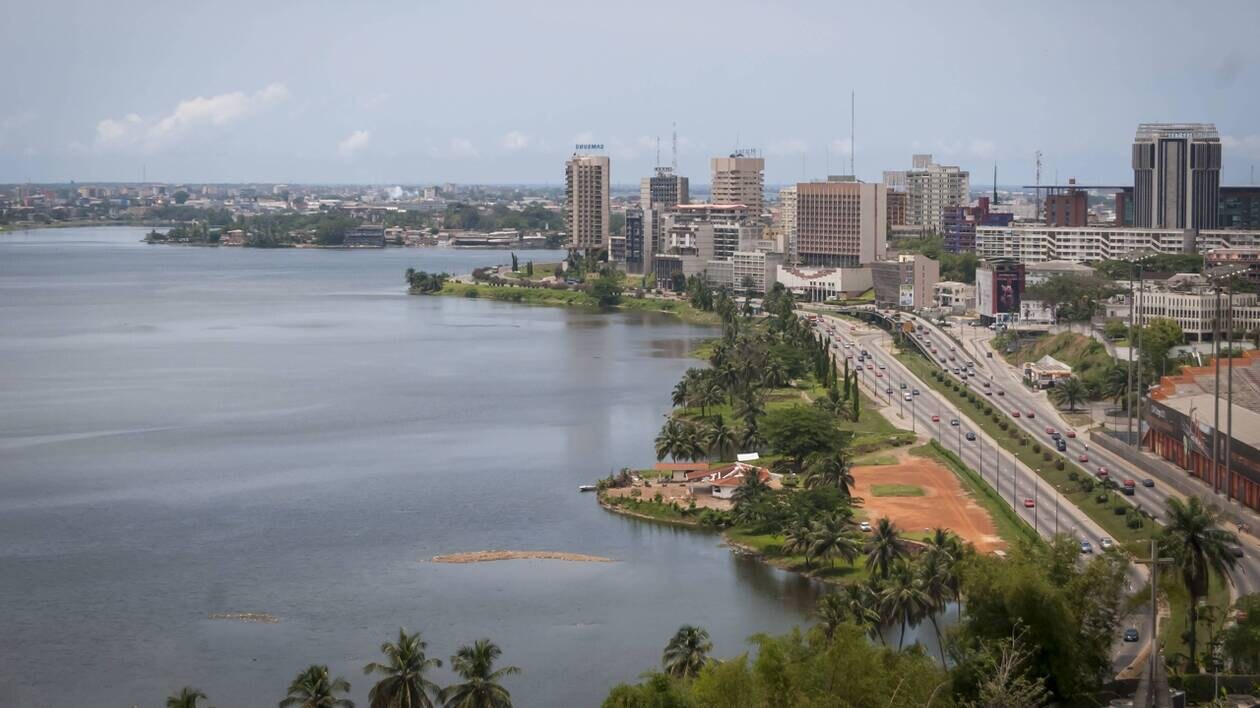 Image de Faits Divers. Dans une décision marquante, le tribunal de première instance d'Abidjan a rendu son verdict sur une affaire de vol à main armée ayant entraîné la mort de Gnepa Jean Claude. Quatre individus ont été déclarés coupables des charges graves d'association de malfaiteurs, vol en réunion entraînant la mort, et complicité de vol aggravé. Le magistrat Koné Braman Oumar, procureur de la République près le tribunal, a annoncé cette condamnation à vie, soulignant ainsi la ferme répression judiciaire contre de tels actes criminels. Les Charges Pesantes et la Condamnation Inéluctable Le 8 janvier 2024 restera gravé dans les mémoires en raison de l'émergence d'une vidéo sur les réseaux sociaux dévoilant un vol à main armée à Marcory Sicogi, dans le sud d'Abidjan. Ce délit, impliquant une somme de 15 millions de FCFA, a tragiquement coûté la vie à Gnepa Jean Claude. La réponse rapide des autorités a permis l'arrestation des auteurs présumés et la saisie d'armes à feu, soulignant l'efficacité des forces de l'ordre dans la résolution de crimes violents. Le Processus Judiciaire Rigoureux La procédure judiciaire a suivi son cours avec l'admission par les accusés de leur implication dans les actes incriminés. Présentés devant le parquet le 23 janvier 2024, les quatre individus ont comparu devant le tribunal correctionnel en flagrant délit le 30 janvier 2024. Les délibérations ont abouti à une reconnaissance de culpabilité pour des charges lourdes, entraînant ainsi une condamnation à la réclusion à perpétuité. Cette décision soulève des questions sur la nature des preuves présentées, la solidité du dossier d'accusation et la justification de la peine prononcée. Saisie d'Armes et Confessions La saisie de deux pistolets automatiques, d'une kalachnikov, et d'une moto lors de l'arrestation des suspects souligne la nature violente du crime commis. Les déclarations des accusés, admises dans le cadre de l'enquête, ont également joué un rôle crucial dans l'établissement de leur culpabilité. Les révélations sur les circonstances entourant le vol et la tragédie qui a suivi sont susceptibles de susciter l'indignation du public et d'alimenter le débat sur la nécessité de renforcer la sécurité dans les zones sensibles. Le Pôle Pénitentiaire d’Abidjan (PPA) : Leur Futur Carcéral La condamnation à la réclusion à perpétuité soulève des questions sur le sort de ces individus au sein du système pénitentiaire ivoirien. Le Pôle Pénitentiaire d’Abidjan (PPA), qui accueille les détenus les plus dangereux, deviendra leur nouvelle résidence carcérale. Les conditions de détention, les programmes de réhabilitation et les mesures de sécurité entourant ces individus condamnés à vie seront scrutés de près. Répression Judiciaire et Sécurité Publique L'annonce de la condamnation à vie de ces individus souligne la détermination des autorités ivoiriennes à réprimer sévèrement les actes criminels, en particulier ceux entraînant la perte de vies humaines. Cette mesure vise à dissuader d'autres individus tentés par des actions violentes. La question de l'équilibre entre une répression judiciaire rigoureuse et le respect des droits de l'homme se pose ici, suscitant des débats sur la nature de la justice pénale et son rôle dans la préservation de la sécurité publique. Impact sur la Confiance du Public La répression judiciaire a un impact direct sur la confiance du public dans le système judiciaire et les forces de l'ordre. Lorsque des crimes graves sont résolus et les responsables traduits en justice, cela renforce la confiance en la capacité des autorités à maintenir la sécurité. Cependant, la question de la transparence du processus judiciaire et de la communication avec le public demeure cruciale pour garantir une confiance continue. Quelle Justice pour un Avenir Plus Sûr ? À la lumière de cette condamnation à vie, la question cruciale qui subsiste est de savoir si de telles mesures dissuasives suffisent à garantir un avenir plus sûr. Comment le système judiciaire ivoirien peut-il continuer à équilibrer la sévérité des peines avec la protection des droits fondamentaux ? La répression judiciaire peut-elle être la clé pour instaurer une atmosphère de sécurité dans la société ? Ces interrogations laissent entrevoir des débats futurs sur le rôle de la justice dans la construction d'une nation résiliente face à la criminalité violente. La réponse à ces questions ouvertes guidera la voie vers un avenir où la sécurité publique et la justice se rencontrent harmonieusement.