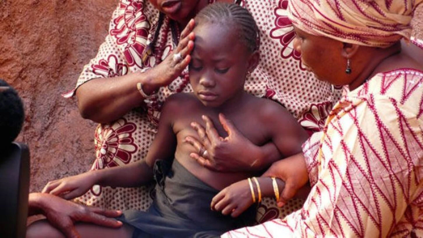 Image de Société. En ce début du mois de février 2024, la Côte d'Ivoire se dresse contre les violences et discriminations, notamment envers les femmes. Une fervente combattante des Mutilations Génitales Féminines (MGF) souligne que cette lutte ne peut se limiter à une journée symbolique. Elle insiste sur la nécessité d'une mobilisation continue, car, selon elle, "le loup dort dans la bergerie." La semaine d'activisme du 5 au 11 février prend une dimension particulière dans cette bataille quotidienne pour l'élimination des MGF. Actions Concrètes et Partenariats La semaine d'activisme contre les MGF en Côte d'Ivoire ne se limite pas à des discours. Des actions concrètes sont prévues sur l'ensemble du territoire ivoirien, mobilisant des partenaires dévoués à cette cause. La lutte vise à démotiver les pratiques néfastes et à sensibiliser l'ensemble de la population, hommes, femmes, jeunes filles, et jeunes garçons. La jeunesse et diverses associations se joignent à cette mobilisation, soulignant l'importance de changer les mentalités. Exclusivité et Sensibilisation La période du 5 au 11 février 2024 est dédiée à l'exclusivité de la lutte contre les MGF. Des interventions sont prévues dans les marchés, visant à dialoguer avec les mères et à les sensibiliser sur les conséquences de l'excision. Les combattantes des droits des femmes prévoient également des actions dans les quartiers, en collaboration avec les jeunes, les scouts, et l'association des jeunes Maliens de Côte d'Ivoire. Cette approche diversifiée cherche à toucher différentes strates de la société. Un Appel à l'Éveil des Consciences Les organisatrices soulignent l'importance de sensibiliser les populations, car le manque d'information est souvent un facteur clé perpétuant ces violences. Elles plaident pour une tolérance zéro envers les MGF et appellent à commémorer la journée du 6 février de la même manière que la Journée Internationale des Femmes le 8 mars. Cependant, elles insistent sur le fait que le 6 février n'est pas une célébration, mais plutôt un combat continu. Voix Croissante des Femmes en Côte d'Ivoire Les intervenantes notent une émergence d'une mouvance en Côte d'Ivoire, où les femmes se lèvent de plus en plus contre les Violences Basées sur le Genre (VBG). Cependant, elles dénoncent le fait que la parole des femmes reste souvent muselée, principalement en raison des contraintes sociales et culturelles qui empêchent les victimes de dénoncer les VBG. Cette réalité souligne la nécessité de créer un espace sûr pour que les femmes puissent s'exprimer librement. Traditions et Sensibilisation La lutte contre les MGF va au-delà de l'application stricte de la loi. Les combattantes reconnaissent la richesse des traditions africaines mais insistent sur la nécessité de dialoguer avec les populations. La sensibilisation devient un élément clé, car c'est le manque d'information qui perpétue ces violences. Elles encouragent à adopter une approche de "tolérance zéro" envers les MGF, soulignant que le 6 février ne devrait pas être une simple fête, mais plutôt un engagement continu dans la bataille contre les mutilations génitales féminines. Vers un Avenir Sans MGF en Côte d'Ivoire ? En conclusion, la semaine d'activisme contre les MGF en Côte d'Ivoire reflète une volonté collective de mettre fin à ces pratiques néfastes. Les actions prévues durant cette semaine exclusive démontrent l'engagement des combattantes des droits des femmes, soutenues par des partenaires et la jeunesse. Cependant, la réalité des défis persistants et des voix étouffées souligne la nécessité d'une mobilisation constante. La question ouverte qui demeure est : Comment la Côte d'Ivoire peut-elle transformer cette semaine d'activisme en un mouvement durable, garantissant un avenir sans MGF et une véritable émancipation des femmes ?