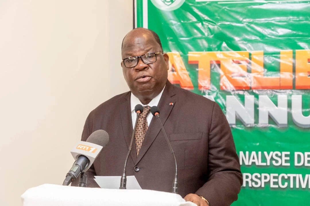 Image de Société. La situation alarmante de l'orpaillage illégal en Côte d'Ivoire a récemment été mise en lumière par le ministre des Eaux et Forêts, Laurent Tchagba, lors d'un atelier à Divo. Les déclarations du ministre ont souligné les risques importants posés par cette pratique sur les ressources en eau, la santé publique et la stabilité écologique. Les Conséquences Dévastatrices de l'Orpaillage Illégal Selon les informations relayées par l'Agence Ivoirienne de Presse (AIP), Laurent Tchagba a alerté sur le fait que 80% des cours d'eau en Côte d'Ivoire sont actuellement pollués en raison des activités illégales des orpailleurs. Cette pollution a des répercussions majeures, affectant la santé des populations, la préservation de l'écosystème, et la sécurité alimentaire. L'Impact à Divo Lors d'une visite de terrain à Divo, le ministre a pu constater de visu les dégâts causés par une huilerie déversant ses déchets dans la rivière Dougbo, qui fournit de l'eau à la ville. Cette réalité a incité Laurent Tchagba à donner des instructions urgentes à ses services, en collaboration avec la direction régionale de l'Environnement et l'autorité préfectorale, pour stopper la pollution et dépolluer la rivière. Le Cri d'Alarme pour la Restauration de l’Écosystème Face à ce constat alarmant, le ministre des Eaux et Forêts a souligné l'urgence de restaurer l'écosystème aquatique et de garantir un approvisionnement en eau de qualité pour la population. Il a affirmé : "Nous, au niveau du ministère des Eaux et Forêts, nous devons faire en sorte que cette eau qui est polluée puisse retrouver son écosystème et que la population ait de l'eau en qualité et en quantité." La Pollution Étendue des Bassins Versants Le ministre a également mis en exergue le fait que les douze bassins versants de la Côte d'Ivoire sont actuellement tous pollués, résultat des activités des orpailleurs clandestins et de certaines industries. Ce constat souligne l'ampleur du défi environnemental auquel le pays est confronté. Le Rôle Crucial du GS-LOI Le Groupement spécial de lutte contre l’orpaillage illégal (GS-LOI), mis en place par l’État, joue un rôle essentiel dans la lutte contre cette pratique néfaste. Bien que ses actions aient permis de détruire du matériel et des sites illégaux, le ministre Tchagba insiste sur la nécessité d'une présence plus affirmée des agents des Eaux et Forêts pour empêcher l'entrée des orpailleurs clandestins et leurs activités préjudiciables. La menace posée par l'orpaillage illégal en Côte d'Ivoire. est indéniable, touchant non seulement les ressources en eau, mais aussi la santé publique et la biodiversité. Les efforts actuels de lutte doivent être intensifiés, impliquant une collaboration étroite entre les autorités, les organismes environnementaux et les communautés locales. Comment pouvons-nous garantir un avenir durable face à cette menace grandissante pour notre environnement et notre bien-être collectif ?