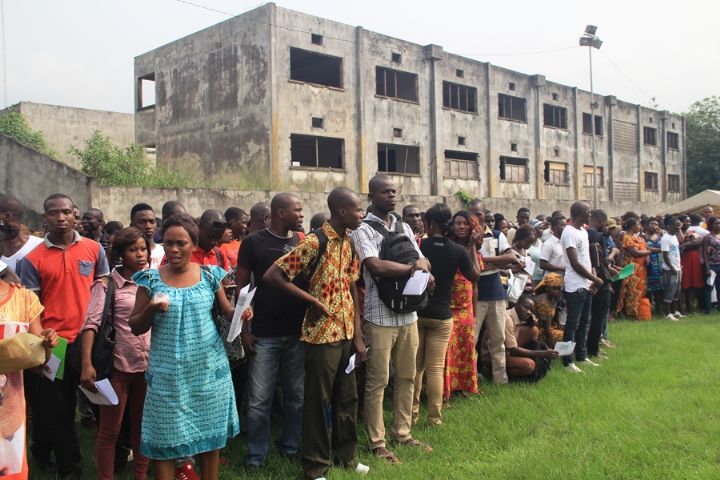 Image de Société. En cette nouvelle année 2024, la Côte d'Ivoire s'ouvre à de vastes perspectives professionnelles avec deux concours d'envergure. Le Recrutement Exceptionnel des Agents des Eaux et Forêts et le concours d'entrée dans les Centres d'Animation et de Formation Pédagogique (Cafop) Instituteur Adjoint (IA) offrent des opportunités uniques dans des domaines diversifiés. Plongeons dans les détails de ces concours, dévoilant les clés pour maximiser les chances de réussite et explorer les voies vers des carrières prometteuses. Cafop IA 2024 : Un Chemin vers l'Enseignement Préinscriptions en Cours Le compte à rebours est lancé pour le concours Cafop 2024 en Côte d'Ivoire, une porte ouverte pour ceux aspirant à devenir instituteur adjoint (IA). Depuis le mercredi 27 décembre 2023, les préinscriptions sont en cours et se poursuivront jusqu'au vendredi 9 février 2024. Ce concours, centré sur l'éducation, représente une opportunité significative pour ceux qui désirent jouer un rôle clé dans le développement pédagogique du pays. Maximiser les Chances de Réussite Pour tous les aspirants, suivre attentivement ces étapes peut faire la différence : 1. Préinscription sur le Site de la DECO : Utilisez la demande d'authentification administrative du BEPC disponible sur le site web de la Direction des Examens et Concours (DECO) (www.men-deco.org). 2. Photo d'Identité Numérique : Préparez une photo d'identité numérique conforme aux spécifications requises. 3. Validation en Bureau de POSTE-CI : Déposez la demande d'authentification administrative du BEPC dans un bureau de POSTE-CI pour validation. Conditions de Candidature Les conditions sont claires : Être de nationalité ivoirienne, âgé de 18 à 38 ans au plus tard le 31 décembre 2023, et titulaire du Brevet d'études du premier cycle (BEPC) ou d'un diplôme équivalent. Cette démarche vise à assurer la sélection des candidats les plus aptes à contribuer positivement au système éducatif ivoirien. Recrutement Exceptionnel des Agents des Eaux et Forêts 2024 : Un Engagement envers la Nature Offre d'Opportunités Diversifiées Le Ministère des Eaux et Forêts de Côte d'Ivoire annonce un recrutement exceptionnel d'Agents Techniques des Eaux et Forêts au niveau Baccalauréat (BAC) et BEPC. Cette initiative souligne l'engagement du pays envers la préservation de son environnement et offre des opportunités de carrière significatives. Nombre de Places et Inscriptions Avec 25 places disponibles pour le niveau BAC et 975 pour le niveau BEPC, ce recrutement s'adresse à une large gamme de candidats. Les inscriptions en ligne sont ouvertes du 30 décembre 2023 au 20 février 2024 sur le site officiel du Ministère des Eaux et Forêts (www.eauxetforets.gouv.ci). Des frais d'inscription de 10 000 FCFA, auxquels s'ajoutent 2000 FCFA pour la pochette et 2000 FCFA pour les photos numériques, sont exigés et peuvent être payés en ligne. Documents Nécessaires Lors de l'inscription, les candidats doivent fournir en ligne les copies de l'extrait d'acte de naissance et du diplôme légalisé, tous scannés au format PDF. Cette procédure garantit la transparence et l'équité dans la sélection des futurs agents des Eaux et Forêts. Opportunités Significatives : Bâtir une Carrière Prometteuse Ces deux concours ouvrent des portes significatives pour ceux aspirant à bâtir des carrières prometteuses dans des secteurs clés de la société. Que vous soyez passionné par l'éducation et rêviez de devenir un acteur clé dans le développement des futures générations, ou que votre engagement envers la préservation de l'environnement vous pousse à rejoindre les rangs des Agents des Eaux et Forêts, ces opportunités sont des tremplins vers des horizons professionnels enrichissants. Saisissez ces Occasions dès Maintenant ! N'attendez pas pour saisir ces opportunités de concours. Les préinscriptions pour le Cafop IA 2024 se poursuivent jusqu'au 9 février 2024, offrant une fenêtre temporelle pour ceux qui aspirent à partager leur passion pour l'éducation. De même, le recrutement des Agents des Eaux et Forêts accueille les inscriptions en ligne jusqu'au 20 février 2024, invitant les candidats à s'engager dans la préservation de l'environnement. Construire l'Avenir, une Sélection Rigoureuse à la Fois En conclusion, ces concours représentent non seulement des opportunités individuelles mais également des étapes importantes dans la construction de l'avenir de la Côte d'Ivoire. L'importance de la sélection rigoureuse de candidats reflète la volonté du pays de garantir des professionnels qualifiés dans des domaines cruciaux. Alors que les aspirants se préparent à ces défis, la question qui persiste est la suivante : Comment ces opportunités contribueront-elles à façonner l'avenir éducatif et environnemental de la Côte d'Ivoire ? La réponse à cette question ouverte guide la trajectoire des futures générations et des défenseurs de la nature dans un pays en plein essor.