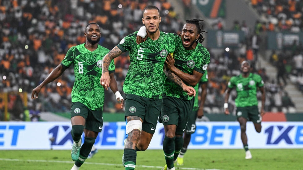 Image de Football. La CAN 2023 réserve des moments d'anthologie, et le récit haletant du face-à-face entre le Nigeria et l'Afrique du Sud en demi-finale en est la parfaite illustration. Dans un match ponctué de rebondissements, de tension dramatique et d'un dénouement aux tirs au but, les Super Eagles ont arraché leur place en finale avec une victoire en dents de scie (1-1, tab : 4-2) contre une vaillante équipe sud-africaine. Plongeons dans les détails de ce duel palpitant qui a électrisé les fans et a propulsé le Nigeria vers sa huitième finale de la Coupe d'Afrique des Nations. Un Scénario digne d'Hollywood Le stade de Bouaké, déjà célèbre pour avoir accueilli le match épique entre la Côte d'Ivoire et le Mali, a été le théâtre d'un autre récit captivant entre le Nigeria et l'Afrique du Sud. Les deux rencontres les plus extraordinaires de la CAN 2023 ont trouvé leur place dans cet écrin, offrant aux spectateurs une expérience inoubliable marquée par des retournements de situation, du suspense, et une montée d'adrénaline jusqu'au bout. Nigeria vs. Afrique du Sud : Un Duel de Cœurs Le duel entre le Nigeria et l'Afrique du Sud a tenu en haleine les fans, les transportant d'un paradis éphémère à un enfer angoissant en seulement trois minutes. Victor Osimhen avait inscrit le deuxième but pour les Super Eagles, mais la VAR a inversé la situation en accordant un but égalisateur à Mokoena. Cependant, le destin a réservé une seconde chance au Nigeria, et c'est sur la séance de tirs au but que la victoire s'est dessinée. VAR, Penalties, et Égalisation À la 86e minute, Osimhen pensait avoir scellé la victoire pour le Nigeria, mais la VAR est intervenue, accordant un penalty à l'Afrique du Sud pour une faute sur Percy Tau. Teboho Mokoena a converti le penalty, ramenant le score à 1-1 à la dernière minute du temps réglementaire (90e). Les Nigérians ont été secoués, frôlant même la défaite sur une action suivante, mais ont survécu à une chance manquée de l'équipe sud-africaine. Prolongation et Changement de Dynamique La prolongation a débuté avec une dynamique différente, et la confiance semblait avoir changé de camp. Malgré une tête manquée d'Osimhen et une occasion pour l'Afrique du Sud, les deux équipes ont opté pour la prudence, se dirigeant vers la séance de tirs au but. Un moment crucial dans lequel la pression était à son paroxysme. Ronwen Williams vs. Stanley Nwabali Le gardien sud-africain, Ronwen Williams, réputé pour ses exploits lors des tirs au but précédents, a cette fois-ci été mis à l'épreuve par les tireurs nigérians. Cependant, Williams n'a pu arrêter aucun des tirs, avec le seul raté côté nigérian étant celui d'Ola Aina, dont le ballon a survolé la barre transversale. À l'inverse, Stanley Nwabali, le gardien du Nigeria, s'est distingué avec deux arrêts décisifs, propulsant ainsi les Super Eagles vers la victoire. Terem Moffi : Entrée en Scène Déterminante La prolongation a vu l'entrée de Terem Moffi, remplaçant l'indispensable Victor Osimhen. Moffi a joué un rôle crucial en provoquant l'expulsion de Grant Kekana, ouvrant ainsi des opportunités pour le Nigeria. Sa contribution a été un tournant stratégique dans le match, soulignant l'importance des choix tactiques dans des moments cruciaux. La Détermination des Super Eagles Malgré les sueurs froides et les moments tendus, le Nigeria a une fois de plus démontré que sa présence dans le dernier carré n'est pas le fruit du hasard. La détermination des Super Eagles, illustrée par la performance de joueurs tels que Victor Osimhen et Stanley Nwabali, a été la clé de leur succès. Leur capacité à rebondir face à l'adversité a confirmé leur statut d'équipe redoutable. Le Nigeria en Finale : Quelle Signification ? La victoire du Nigeria sur l'Afrique du Sud n'est pas seulement une qualification pour la finale de la CAN 2023, c'est aussi une affirmation de la persévérance et de la ténacité. Alors que les Super Eagles se préparent pour la grande finale contre le vainqueur de Côte d'Ivoire-RD Congo, quelle signification cela revêt-il pour le football nigérian et ses supporters ? La quête du titre est-elle une prophétie inévitable ou une bataille acharnée à venir ? Le Nigeria vers un Nouveau Triomphe ? En conclusion, le Nigeria a surmonté les épreuves pour se hisser en finale de la CAN 2023, mais le défi ultime reste à relever. Alors que les regards sont tournés vers la finale imminente, une question plane : le Nigeria est-il sur le point de célébrer un nouveau triomphe continental, ou des obstacles inattendus attendent-ils les Super Eagles ? La réponse, attendue avec fébrilité, pourrait définir l'histoire récente du football africain.