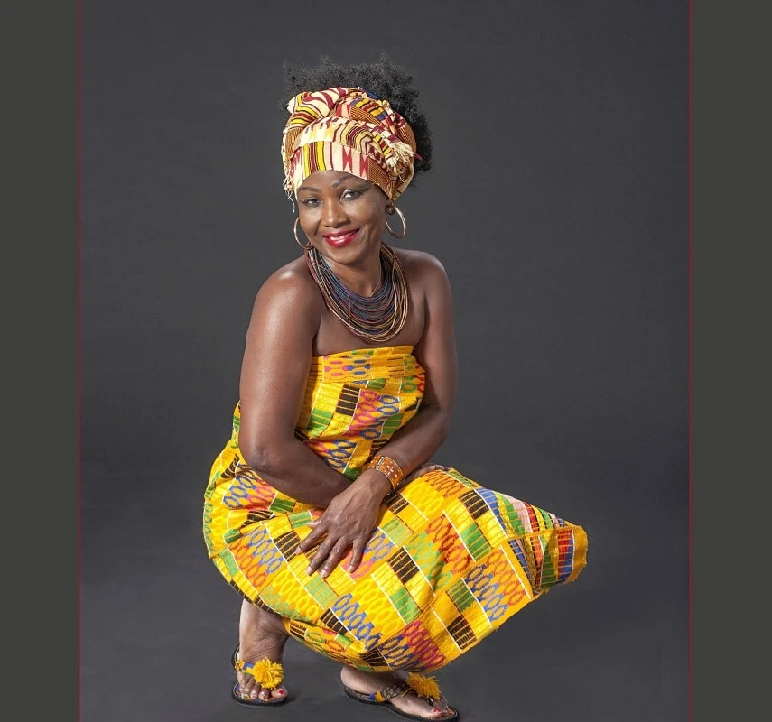 Image de Musique/Radio. Artiste ivoirienne aux multiples talents, Wangbo D., connue pour ses performances exceptionnelles en tant qu'actrice, dramaturge et scénariste-cinéaste, s'aventure désormais dans le monde de la musique. Sa toute première chanson, "Ayissa Maténi Wôlio", dévoile une facette inédite de son talent artistique, mêlant la musique au style unique de danse Gangba qu'elle souhaite promouvoir et valoriser. Un Parcours Artistique entre la Côte d'Ivoire et la France Originaire de la Côte d'Ivoire, Marie Odile Digbeu, alias Wangbo D., a élu domicile en France depuis plusieurs années. Sa carrière artistique, caractérisée par la détermination et l'optimisme, l'a conduite à explorer diverses formes d'expression artistique. Après avoir connu le succès sur les planches de théâtre en France, notamment à Strasbourg, et avoir contribué au film "Pétanki" du regretté cinéaste ivoirien Yéo Kozoloa, Wangbo D. s'attaque maintenant à la musique. La Musique, Nouveau Défi pour une Artiste Accomplie La transition vers la musique représente un nouveau défi pour Wangbo D., une artiste accomplie qui a déjà laissé sa marque dans le théâtre, le cinéma et la réalisation. "J'ai commencé à composer des chansons en 2021 et suis entrée en studio d'enregistrement en 2023. Je ne sais pas quel genre de musique je ferai à l'avenir, tout dépendra de mon inspiration", confie-t-elle. "Ayissa Maténi Wôlio" : La Valorisation du Gangba en Musique La chanson "Ayissa Maténi Wôlio", traduite par "Venez voir un tel spectacle" en français, est interprétée en langue Dida, sa langue maternelle. Cette œuvre musicale est ancrée dans le style Gangba, une danse traditionnelle que Wangbo D. souhaite mettre en avant à travers sa musique. La polyvalence artistique de Wangbo D. se reflète dans cette incursion audacieuse, démontrant sa capacité à explorer de nouveaux horizons artistiques avec succès. Wangbo D. : Une Vision Artistique sans Limite Interrogée sur ses projets futurs dans la musique, Wangbo D. demeure ouverte à toutes les possibilités, laissant libre cours à son inspiration. Son premier single témoigne de sa créativité et de sa volonté de repousser les limites artistiques. Wangbo D. offre à ses admirateurs une aventure musicale prometteuse et captivante, redéfinissant ainsi son art avec une vision artistique sans limite. Wangbo D. et le Futur de sa Carrière Musicale Wangbo D. s'impose comme une artiste pluridimensionnelle dont le talent transcende les frontières artistiques. Son incursion réussie dans la musique laisse présager un futur riche en explorations créatives. Alors que Wangbo D. continue de tracer son chemin dans le monde artistique, ses admirateurs peuvent anticiper avec enthousiasme l'évolution de sa carrière musicale. Quelle serait la prochaine étape artistique que vous aimeriez voir Wangbo D. explorer dans sa carrière en constante évolution?