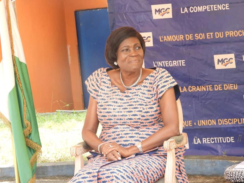 Image de Politique. Le paysage politique ivoirien connaît actuellement des remous au sein du Mouvement des Générations Capables (MGC), présidé par Simone Ehivet Gbagbo, ancienne Première Dame de Côte d'Ivoire. Une scission inattendue a pris forme, avec des personnalités éminentes abandonnant le MGC pour fonder un nouveau parti politique baptisé "Fronts Ivoiriens pour les Libertés et la Souveraineté" (FILS). Cette rupture soulève des questions sur les raisons profondes de ces dissensions et les conséquences potentielles sur le paysage politique ivoirien. Les Défections de Cadres du MGC Le secrétaire général adjoint du MGC, en charge du recrutement et de l'implantation, a rendu sa démission en janvier 2024, marquant le début d'une série de défections au sein du mouvement. D'autres membres éminents et proches collaborateurs de Simone Gbagbo ont également suivi cet exemple, conduisant à la création du FILS. Serges Kpélé, organisateur du congrès constitutif du FILS à Aboisso, incarne cette nouvelle force politique qui émerge dans le sillage du MGC. Les Raisons Profondes de la Dissension Les raisons de cette rupture sont multiples et remontent à dix-sept mois après la création du MGC. Certains anciens ministres, dont Lazare Koffi Koffi et Richard Secré, ont décidé de tourner le dos à Simone Gbagbo en raison de choix controversés au sein du parti. Une source interne révèle les tensions croissantes : "Pourquoi ce sont des proches ou des membres de la famille de la présidente Simone Gbagbo qui sont choisis pour être sur les listes lors des élections locales au détriment de certains responsables du parti ?" Ces interrogations pointent du doigt des pratiques internes au MGC, ébranlant la confiance de certains membres qui estiment avoir été mis de côté dans les décisions cruciales. Les choix liés aux élections municipales de 2023, notamment la désignation des candidats alliés au PDCI-RDA, ont été le catalyseur de ces tensions. Les Choix Électoraux et les Fractures Internes Les dissidents du MGC, désormais membres du FILS, soulignent le désaveu dont ils ont fait l'objet lors de la sélection des candidats aux élections municipales de 2023. Malgré leur engagement et leurs sacrifices pour le rayonnement du parti, ils auraient été mis à l'écart au profit de proches de la présidente Simone Gbagbo. Cette situation a créé des fractures internes, remettant en question la démocratie interne du MGC et suscitant des doutes quant à l'équité des processus de sélection. Le FILS : Un Nouveau Départ Politique Le FILS, né des défections au sein du MGC, se profile comme une alternative politique émergente. Ses membres, anciens compagnons du MGC, entendent construire un mouvement basé sur les valeurs de liberté et de souveraineté. L'ambition du FILS est de redonner une voix à ceux qui estiment avoir été marginalisés au sein du MGC, tout en exprimant leur vision d'une politique plus inclusive et équitable. Conséquences Potentielles sur le Paysage Politique Les dissensions au sein du MGC et l'émergence du FILS pourraient avoir des répercussions significatives sur le paysage politique ivoirien. Les électeurs, déjà attentifs aux dynamiques internes des partis, pourraient voir dans cette scission une opportunité de renouveau politique. Les futurs développements au sein du FILS et du MGC seront scrutés de près, car ils pourraient façonner l'orientation politique du pays dans les années à venir. En conclusion, la scission au sein du MGC et la naissance du FILS posent des questions cruciales sur l'avenir politique de la Côte d'Ivoire. Les dissensions internes, les choix électoraux contestés et les aspirations divergentes des acteurs politiques soulignent l'instabilité inhérente au paysage politique actuel. Alors que le FILS cherche à s'affirmer en tant que force politique autonome, l'avenir de cette nouvelle entité reste incertain. Les Ivoiriens observent avec attention cette évolution politique, se demandant quelle influence ces changements auront sur la gouvernance du pays. À l'aube de ces transformations, une question subsiste : quel chemin politique la Côte d'Ivoire empruntera-t-elle dans cette période de mutations et d'incertitudes politiques ?