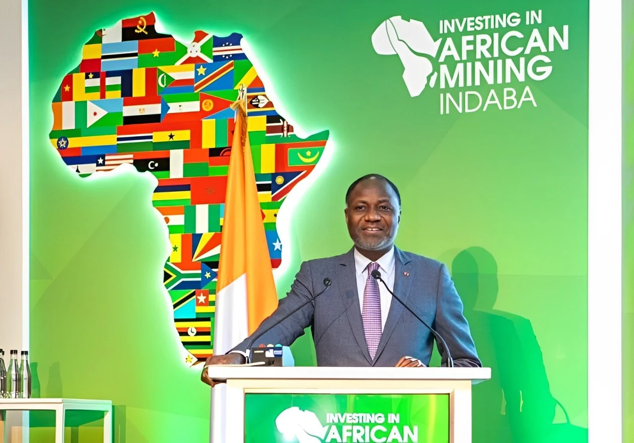 Image de Société. La Côte d'Ivoire ambitionne de faire du secteur minier le fer de lance de son économie. Cette volonté s'est récemment manifestée au Forum Investir dans l'industrie minière africaine Indaba Mining 2024, en Afrique du Sud, où le Ministre ivoirien des Mines, du Pétrole, et de l’Energie, Mamadou Sangafowa-Coulibaly, a entrepris une démarche persuasive pour présenter le potentiel géologique et minier de son pays aux investisseurs internationaux. Cette tentative de séduction s'est déroulée dans le cadre d'une série de présentations mettant en avant les atouts de la Côte d'Ivoire en matière de stabilité politique, de sécurité, d'infrastructures modernes, de ressources humaines qualifiées, et d'un code minier attractif. Le Ministre en Action : Un Commercial de la Côte d'Ivoire Mamadou Sangafowa-Coulibaly a assumé le rôle de chef d'orchestre lors de cette présentation au Indaba Mining 2024, adoptant une approche commerciale pour "vendre" le produit "Potentiel géologique et minier ivoirien". Il a souligné la volonté politique forte du président Alassane Ouattara de créer un environnement propice à l'investissement international dans le secteur minier. "La Côte d'Ivoire a une volonté politique de développer un secteur minier comme il n'en a jamais été par le passé", a-t-il déclaré, soulignant l'engagement du pays à attirer des investisseurs. Atouts Ivoiriens : Stabilité, Sécurité, et Infrastructures Modernes Les atouts mis en avant comprennent la stabilité politique, la sécurité assurée sur l'ensemble du territoire ivoirien, des infrastructures modernes, une disponibilité énergétique, des ressources humaines qualifiées, un code minier attractif avec des exonérations fiscales, et des délais courts pour l'obtention de permis de recherche. La Côte d'Ivoire est également engagée dans la promotion de la transparence, en adhérant à l'Initiative pour la Transparence dans les Industries Extractives (ITIE) et au processus de Kimberley. Une administration minière proche des entreprises, un cadastre minier moderne, et une infrastructure géologique au service des investisseurs privés viennent compléter le tableau des avantages compétitifs. Exploration du Potentiel Géologique et Minier Ivoirien Le potentiel géologique et minier ivoirien a été au centre des discussions. Les équipes ministérielles ont souligné que la Côte d'Ivoire détient 35% des terrains birimiens de l'Afrique de l'Ouest, une ceinture riche en or et en une cinquantaine d'autres minerais. Cependant, malgré cette richesse, la production ivoirienne reste inférieure à celle d'autres pays de la région. Le pays dispose également de 18% de roches archéennes, riches en métaux de base. Les autorités ont invité les investisseurs à saisir les opportunités offertes par cette diversité géologique, lançant un appel : "Venez investir en Côte d'Ivoire, vous ne le regretterez pas. Il y a de la place pour tout le monde." Interventions lors d'un Panel et Reconnaissance des Actions Gouvernementales Un panel au cours de la présentation a permis à des figures clés telles que Seydou Coulibaly, Directeur général des Mines et de la Géologie, Koné Moussa Seydou, Directeur général de la Sodemi, et Jean-Claude Diplo, président du GPMCI (Groupement professionnel des Miniers de Côte d’Ivoire), de s'exprimer. Ils ont salué les actions du gouvernement, notamment du ministère des Mines, pour garantir un environnement favorable au travail des compagnies minières. Des entreprises telles que Allied Gold et Perseus Mining ont également exprimé leur reconnaissance envers le ministre pour son engagement en faveur de l'industrie minière ivoirienne. Une Invitation à l'Aventure Minière en Côte d'Ivoire La présentation audacieuse de la Côte d'Ivoire au Forum Indaba Mining 2024 souligne la détermination du pays à attirer des investissements dans son secteur minier. Les atouts géologiques, les actions gouvernementales, et la reconnaissance des acteurs de l'industrie alimentent cette ambition. Alors que le secteur minier ivoirien cherche à prendre son envol, la question qui se pose est la suivante : quel sera l'impact de cette initiative sur l'économie ivoirienne et sur le secteur minier africain dans son ensemble ? Une invitation à l'aventure minière en Côte d'Ivoire est lancée, et le monde des investisseurs est appelé à y répondre.