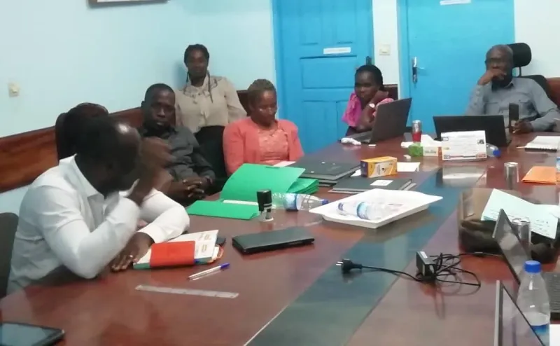 Image de Santé. Le Directeur Régional de la Santé, de l'Hygiène Publique et de la Couverture Maladie Universelle de la Nawa (DRSHPCMU-NAWA), N'dri Roger, accompagné d'une équipe multidisciplinaire comprenant des médecins, des pharmaciens, des inspecteurs, et d'autres professionnels de la santé, a récemment entrepris une évaluation approfondie des quatre Districts sanitaires de la Région de la Nawa. Cette initiative, débutée le 2 février 2024, a pour objectif principal de mesurer la qualité des services de santé offerts dans cette région. Contexte de l'Évaluation L'évaluation qualité, qui s'est déroulée au cours du quatrième trimestre de 2023, a débuté dans le District sanitaire de Méagui, qui abrite le nouvel Hôpital Général (HG) de référence de la Nawa. Cette démarche méthodique s'est ensuite étendue aux Districts de Buyo, Soubré, et Gueyo, couvrant l'ensemble du système sanitaire régional. L'objectif primordial de cette évaluation est de vérifier le fonctionnement du système de management qualité, de confirmer sa conformité aux normes établies, et surtout de fournir des recommandations pour l'amélioration continue. Objectifs de l'Évaluation L'évaluation qualité vise à mesurer l'efficacité de l'organisation en place, en observant l'atteinte des objectifs fixés. Les moyens d'évaluation jouent un rôle crucial dans les revues de direction et le travail de la cellule qualité, permettant ainsi de quantifier les progrès réalisés. Les indicateurs choisis doivent être directement liés aux objectifs, simples, quantifiables, atteignables et pertinents. Il est essentiel qu'ils évoluent en fonction des changements dans le système de management qualité et de la pertinence des données recueillies. Adaptation des Indicateurs et Pertinence des Données Au fil de l'évolution du système de management qualité, certains indicateurs peuvent devenir moins pertinents ou difficiles à relever, nécessitant ainsi des ajustements. L'évaluation doit également déterminer s'il existe un lien entre certains types d'erreurs et certaines étapes du processus de soins. Cette approche proactive permet d'augmenter la qualité des services de santé lors des futures éditions de l'évaluation. Clôture de l'Évaluation Cette tournée d'évaluation qualité, qui a débuté le 2 février 2024, a pris fin le 7 février 2024, à Gueyo. Au cours de cette période, chaque District sanitaire a été minutieusement analysé, mettant en lumière les forces et les faiblesses du système de santé local. Les membres de l'équipe d'évaluation ont travaillé en étroite collaboration avec les professionnels de la santé de chaque district pour comprendre les réalités du terrain. Perspectives d'Amélioration et Recommandations Les résultats de cette évaluation devraient servir de base solide pour identifier des domaines spécifiques nécessitant des améliorations. Les recommandations qui émergeront de ce processus seront cruciales pour orienter les actions futures visant à renforcer le système de santé dans la région de la Nawa. Il est impératif de reconnaître les réussites tout en identifiant les lacunes afin de garantir une prestation de soins de santé optimale à la population locale. Quelles Initiatives Futures pour Renforcer le Système de Santé de la Nawa ? En conclusion, cette évaluation approfondie des Districts sanitaires de la Région de la Nawa représente une étape significative dans l'amélioration continue des services de santé. Alors que les résultats de cette évaluation sont analysés et que les recommandations sont élaborées, la question qui se pose est la suivante : quelles initiatives seront prises à l'avenir pour renforcer et optimiser le système de santé dans la Nawa ? La réponse à cette question ouvre la voie à des perspectives prometteuses pour l'avenir de la santé dans la région.