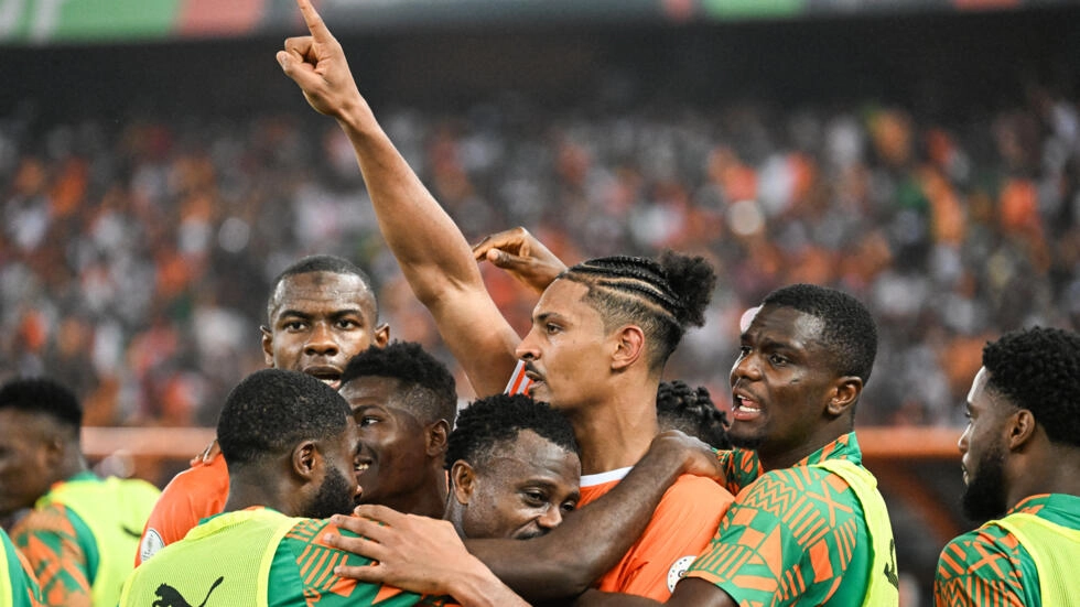 Image de Football. La 34e Coupe d'Afrique des Nations (CAN) 2024 est en pleine effervescence, et la Côte d'Ivoire a marqué l'histoire en se qualifiant pour la finale après une victoire impressionnante contre la République démocratique du Congo (RDC). Le héros de cette demi-finale n'est autre que l'attaquant Sébastien Haller, dont la volée magistrale a propulsé les Éléphants vers la victoire. La scène est désormais prête pour une confrontation épique avec le Nigeria lors de la finale qui se déroulera le 11 février. La Côte d'Ivoire : Renaissance après un début difficile Les débuts de la Côte d'Ivoire dans cette compétition ont été tumultueux, notamment avec une défaite cinglante contre la Guinée équatoriale. Cependant, sous la direction d'Emerse Faé, le nouveau sélectionneur, l'équipe nationale a métamorphosé son jeu et sa mentalité. La demi-finale contre la RDC a été le théâtre d'une revanche bien méritée. Intensité et émotion sur le terrain Le stade olympique Alassane Ouattara à Ebimpé, Abidjan, a été le témoin d'une rencontre mémorable, imprégnée d'une ambiance surchauffée et de passion. Avec plus de 51 000 spectateurs, dont une majorité écrasante de supporters ivoiriens, l'excitation était palpable. Moments clés du match La rencontre a débuté sur les chapeaux de roues, avec les deux équipes déterminées à ouvrir le jeu. Malgré quelques alertes, la première mi-temps s'est terminée sans but. Sébastien Haller, Franck Kessié et d'autres ont créé des occasions, mais la RDC a tenu bon. Le deuxième acte a vu une domination croissante des Éléphants, et c'est finalement Sébastien Haller qui a débloqué la situation avec une volée impressionnante. Le stade a explosé de joie, les supporters ivoiriens croyant en la victoire à domicile. Le chemin vers la finale La Côte d'Ivoire, désormais sur la voie de la victoire à domicile, s'est montrée inarrêtable sous la houlette d'Emerse Faé. Malgré les efforts de la RDC pour remonter au score, les Éléphants ont conservé leur avantage. La qualification pour la finale ouvre la porte à un rêve longtemps caressé par les joueurs et les supporters. La perspective d'une finale historique La finale face au Nigeria. promet d'être un affrontement spectaculaire entre deux nations footballistiques de renom. La Côte d'Ivoire a une chance réelle de réaliser le rêve d'une victoire à domicile dans cette CAN. Les yeux du continent seront rivés sur ce duel où l'expérimenté Nigeria se dresse en dernier obstacle. Une aventure captivante La CAN 2024 a offert des moments de football mémorables, et la Côte d'Ivoire a inscrit son nom dans cette épopée. La victoire contre la RDC n'est pas seulement un triomphe sportif mais aussi un témoignage du pouvoir de résilience et de la détermination. Alors que les Éléphants se préparent pour la grande finale, l'Afrique retient son souffle pour découvrir le dénouement de cette aventure captivante. Quelle équipe soulèvera le trophée tant convoité ? La réponse se dessinera le 11 février, mais en attendant, le monde du football africain vibre d'anticipation.