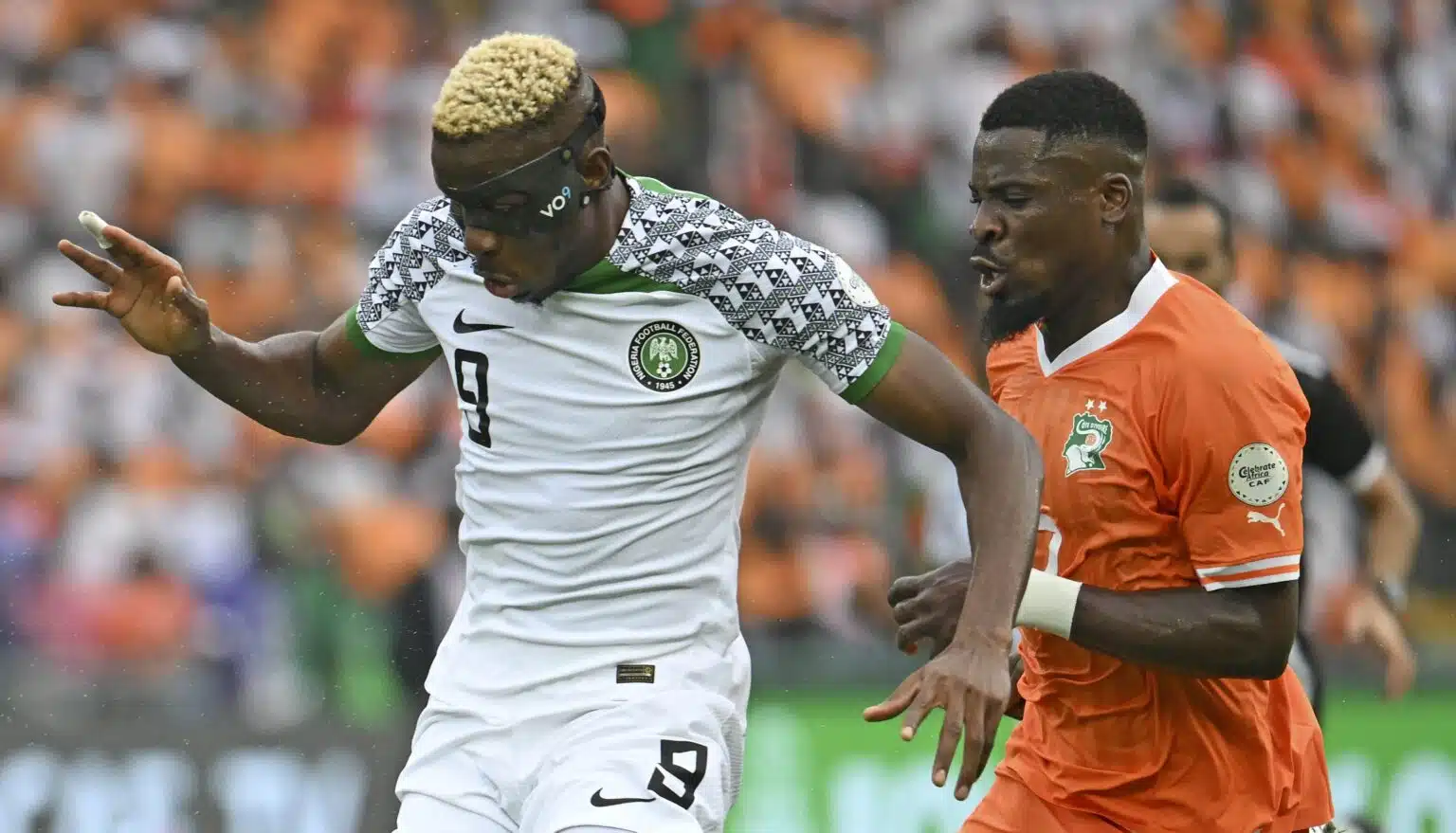 Image de Football. La finale tant attendue de la Coupe d'Afrique des Nations 2023 se profile, opposant deux géants du football africain, le Nigeria et la Côte d'Ivoire. En explorant chaque aspect de cet événement majeur, nous plongeons dans l'excitation qui entoure cette rencontre décisive. Des détails sur la date, l'heure et le lieu, aux parcours impressionnants des deux équipes, cet article vous offre une immersion complète dans ce moment crucial de la CAN. Le Rendez-vous Historique La 34e édition de la CAN a captivé le monde du football, mais rien ne suscite autant d'attentes que la finale entre le Nigeria et la Côte d'Ivoire. L'occasion de voir s'affronter ces deux puissances africaines sur le terrain du stade Alassane-Ouattara à Abidjan, promet un spectacle à couper le souffle. La date à retenir est le dimanche 11 février, à 20h heure locale et GMT, soit 21h heure française. Parcours Triomphal des Super Eagles Le Nigeria, invaincu jusqu'à présent, a marqué son chemin vers la finale avec une série de performances impressionnantes. Les Super Eagles ont débuté timidement contre la Guinée Equatoriale (1-1) mais ont rapidement pris leur envol en battant la Côte d'Ivoire (0-1) et la Guinée-Bissau (0-1). La victoire convaincante contre le Cameroun (2-0) en huitièmes de finale a montré leur détermination, tandis que la demi-finale tendue contre l'Afrique du Sud (1-1, 4-2 tab) a révélé leur résilience. La Quête Épique des Éléphants En tant que pays hôte, la Côte d'Ivoire a porté les espoirs nationaux sur ses épaules. Malgré des revers initiaux contre le Nigeria (0-1) et la Guinée Equatoriale (4-0), les Éléphants ont rebondi de manière spectaculaire. Les victoires sur le Sénégal (1-1, 5 tab à 4) et le Mali en prolongation (2-1) ont marqué des moments de pure magie. La victoire maîtrisée contre la RD Congo (1-0) en demi-finale a solidifié leur place en finale et ravivé le désir de revanche contre le Nigeria. Anticipation et Ambiance Électrique La finale ne se jouera pas seulement sur le terrain, mais aussi dans les tribunes du stade Alassane-Ouattara. L'excitation et l'énergie des supporters créeront une ambiance électrique, ajoutant un élément crucial à ce duel intense. Les protagonistes, conscients de l'enjeu, se préparent à une confrontation mémorable. La Question En Suspens : Qui Rempotera le Trophée ? Alors que la tension monte avant le coup d'envoi de la finale, la question demeure en suspens : Qui remportera le trophée de la CAN 2023 ? Les scénarios possibles, les pronostics des experts, et les aspirations des joueurs ajoutent une dimension captivante à cet événement sportif majeur. La finale de la CAN 2023 entre le Nigeria et la Côte d'Ivoire s'annonce comme un chapitre inoubliable de l'histoire du football africain. Au-delà du jeu sur le terrain, c'est une célébration de la passion, de la compétition et de l'esprit sportif. Alors que les regards du continent et au-delà se tournent vers Abidjan, la question demeure en suspens, prête à être résolue sur le terrain : Qui écrira la dernière page de ce récit mémorable ?