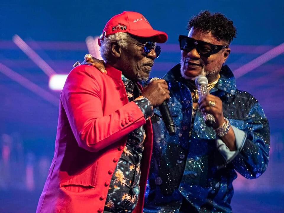 Image de Célébrités. Dans une récente publication sur les réseaux sociaux, le chanteur Alpha Blondy a partagé un échange captivant avec Koffi Olomide_officiel, dévoilant une complicité entre les deux artistes renommés. La conversation débute par une sage observation de Koffi Olomide, déclarant que l'homme prudent voit le mal de loin. Alpha Blondy réplique avec une touche d'optimisme en soulignant que même si l'on tombe dans l'eau, la pluie ne fait plus peur. Un échange qui résonne comme un dialogue entre sages, mêlant la prudence à l'acceptation de l'inévitable. Célébration Culturelle à travers la Musique La publication prend ensuite une tournure festive et culturelle alors qu'Alpha Blondy se questionne sur le choix entre le ZOUGLOU et le NDOMBOLO pour la soirée. Une référence musicale qui résonne comme une invitation à la célébration, soulignant la richesse et la diversité des cultures représentées par ces genres musicaux ivoirien et congolais. Optimisme et Solidarité Nationale pendant la CAN Le chanteur ivoirien célèbre également la CAN (Coupe d'Afrique des Nations) en déclarant que c'est la compétition de tous les possibles. Un appel à l'optimisme et à la détermination qui transcende les frontières nationales. Alpha Blondy encourage ensuite l'équipe nationale de football de la Côte d'Ivoire, les Éléphants, en lançant un vibrant "ALLEZ LES ÉLEPHANTS !!!" Un cri du cœur qui unifie les 28 millions d'Ivoiriens, les invitant à se rassembler et à soutenir avec passion leur équipe nationale sur le terrain. AYOCAN !!! - L'Appel à l'Unité et à la Ferveur Nationale La publication se conclut par un puissant "AYOCAN !!!", exprimant l'énergie positive et la ferveur collective qui entourent cet événement sportif majeur. C'est un appel à l'unité, à la célébration culturelle, et à la solidarité nationale, réaffirmant le rôle significatif que des personnalités comme Alpha Blondy jouent dans l'expression de l'identité et de la fierté nationale à travers l'art et le sport.