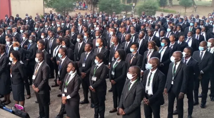 Image de Société. Aujourd'hui, le 9 février 2024, sonne le glas de la période de préinscription aux Centres d'Animation et de Formation Pédagogique - Instituteurs Adjoints (CAFOP IA) en Côte d'Ivoire. Une échéance cruciale pour ceux qui aspirent à embrasser une carrière valorisante dans le domaine de l'enseignement. Plongeons dans les derniers moments de cette phase préliminaire et explorons les étapes à venir dans ce périple éducatif. La Fin d'une Période Cruciale Le calendrier officiel du CAFOP-IA 2024, divulgué par les autorités éducatives, avait fixé la période de préinscription du 27 décembre 2023 au 9 février 2024. Une fenêtre de plus de six semaines laissée ouverte aux aspirants enseignants pour soumettre leurs candidatures. Aujourd'hui, à minuit, se referme cette opportunité, marquant la clôture de la première étape vers une carrière pédagogique enrichissante. Les Prochaines Étapes : Un Chemin Rigoureux La suite du processus exige une gestion minutieuse du temps. Dès la fin de la période de préinscription, les candidats doivent se préparer à une série d'étapes, dont le paiement des droits d'inscription, l'inscription officielle, le dépôt des dossiers dans les Directions Régionales de l'Éducation Nationale et de l'Alphabétisation (DRENA), et la publication de la liste des candidats autorisés à concourir. Échéances Cruciales La période de paiement des droits d'inscription, prolongée jusqu'au 21 février 2024, offre une opportunité supplémentaire aux candidats préinscrits dans les délais impartis. Un passage obligatoire pour valider leur participation au concours. L'inscription officielle, en parallèle avec la période de paiement, s'étend jusqu'au 23 février 2024. Les candidats doivent veiller à compléter toutes les démarches administratives nécessaires pour garantir une inscription sans accroc. Le Dépôt des Dossiers : Clé de la Validation Un point crucial à souligner est le dépôt des dossiers dans les DRENA, prévu du 15 janvier 2024 au 26 février 2024. Les candidats doivent rassembler tous les documents requis et les déposer dans les délais impartis pour assurer la validité de leur candidature. La tension montera d'un cran le 12 mars 2024, date à laquelle la liste des candidats autorisés à concourir sera mise en ligne. C'est le coup d'envoi concret de la préparation des candidats en vue des épreuves écrites, programmées pour le 23 mars 2024. Conseils pour les Candidats Les aspirants enseignants sont vivement encouragés à respecter les échéances du calendrier et à fournir des dossiers complets. Cette rigueur administrative maximisera leurs chances de succès dans un concours qui, au-delà des portes de l'éducation, ouvre les horizons d'un avenir prometteur. En conclusion, à l'aube de cette aventure éducative, une question demeure en suspens : Comment cette nouvelle génération d'enseignants, formée à travers le CAFOP IA 2024, contribuera-t-elle à façonner l'avenir éducatif de la Côte d'Ivoire? Une interrogation qui résonne au cœur de la formation des acteurs clés de la transmission du savoir.