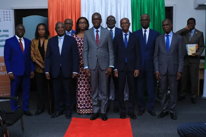 Image de Politique. Le 8 février 2024, Epiphane Zoro Bi Ballo, président de la Haute Autorité pour la Bonne Gouvernance (HABG), a orchestré une cérémonie d'échange de vœux avec ses collaborateurs. Dans cet élan traditionnel, des vœux de santé, de prospérité, et de succès ont été exprimés par Oumar Doh Diamouténé, secrétaire général de la HABG, et Prof Yéo Adama, membre du Conseil. Ces souhaits ont été formulés au nom de tout le personnel et des membres du Conseil, reflétant l'optimisme et l'engagement pour une année 2024 fructueuse. Les Projets Ambitieux de la HABG en 2024 Au cours de cette cérémonie, Epiphane Zoro Bi Ballo a saisi l'occasion pour dévoiler les priorités de la HABG pour l'année en cours. Parmi celles-ci, la mise en place d'une "académie de bonne gouvernance et de lutte contre la corruption" se positionne comme un jalon essentiel. Ce projet ambitieux vise à renforcer les compétences et la sensibilisation dans la lutte contre la corruption, une mission cruciale dans le paysage actuel. Lancement du Conseil National de Bonne Gouvernance En parallèle, le président a annoncé la mise en place du "Conseil National de Bonne Gouvernance", une initiative destinée à consolider les principes de transparence, d'éthique, et de responsabilité dans les institutions. Cette démarche s'inscrit dans une vision globale visant à ériger des fondations solides pour une gouvernance exemplaire. Taux de Collecte des Déclarations de Patrimoine en Hausse La HABG poursuit son engagement envers la transparence avec le renforcement des activités de collecte des déclarations de patrimoine. Epiphane Zoro Bi Ballo a souligné que le taux de collecte a atteint 83% à la fin de décembre 2023, témoignant d'une adhésion croissante des acteurs publics à cette démarche cruciale pour garantir l'intégrité dans la fonction publique. Un Focus sur le Traitement des Déclarations de Patrimoine Le traitement des déclarations de patrimoine deviendra également une priorité, mettant en lumière l'engagement de la HABG à examiner de près les informations déclarées pour assurer la conformité et lutter contre toute tentative de corruption ou de mauvaise gestion des biens publics. Un Siège à Yamoussoukro : Symbole d'Expansion Outre ces initiatives, Epiphane Zoro Bi Ballo a annoncé le début de la construction du siège de la HABG à Yamoussoukro, un symbole tangible de l'expansion et de la pérennité de l'institution. Ce projet vise à fournir un cadre de travail moderne et fonctionnel pour les membres de la HABG, favorisant ainsi une efficacité accrue dans la réalisation de leur mission. Confiance Renouvelée et Défis à Relever Le président de la HABG a exprimé sa confiance envers ses collaborateurs tout en reconnaissant que des défis subsistent. "Malgré ces résultats encourageants pour la Côte d'Ivoire, des défis restent à relever", a-t-il déclaré. Cet appel à la persévérance et à l'engagement souligne la détermination de la HABG à surmonter les obstacles pour promouvoir une gouvernance exemplaire dans le pays. Quelle Perspective pour la Bonne Gouvernance en 2024? L'année 2024 se profile comme une période cruciale pour la HABG, marquée par des projets novateurs et une volonté affirmée de renforcer la bonne gouvernance en Côte d'Ivoire. Comment ces initiatives influenceront-elles le paysage politique et administratif? Comment la HABG envisage-t-elle de surmonter les défis à venir dans sa quête d'une gouvernance exemplaire? Ces questions ouvrent la voie à une réflexion approfondie sur les enjeux et les opportunités qui attendent la Côte d'Ivoire en matière de gouvernance pour l'année à venir.