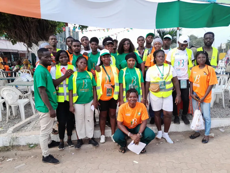 Image de Société. Le mercredi 7 février 2024, au cours des demi-finales de la CAN 2023, nous avons plongé au cœur de l'action en rencontrant des bénévoles dévoués au sein de deux villages CAN à Port Bouet. Ces volontaires, recrutés par le Ministère de la Promotion de la Jeunesse, de l'Insertion Professionnelle et du Service Civique, jouent un rôle essentiel dans la réussite de cet événement sportif d'envergure continentale. Le Village CAN du Stade Seyni Fofana À l'épicentre de l'événement, au village CAN du Stade Seyni Fofana, Mlle Touré Awa Bintou, étudiante diplômée en finances comptabilité, dirige avec brio une équipe de 25 personnes. Elle a ouvert les portes de leur quotidien, révélant les diverses responsabilités qui incombent à ces bénévoles. "Depuis le début de la compétition, notre mission englobe la gestion de la salubrité du site, l'assistance aux supporters, et la prise en charge des enfants. Nous veillons également à restreindre l'accès aux enfants non accompagnés, assurant ainsi leur sécurité. En parallèle, nous menons des campagnes de sensibilisation sur des thèmes prédéfinis lors des jours de matchs. Ces thèmes varient, mais ils touchent des questions cruciales telles que les violences basées sur le genre, la drogue, et l'alcool", explique Touré Awa. Sensibilisation et Interaction avec la Population Lors des journées sans match au programme, les bénévoles entreprennent des tournées de sensibilisation, frappant aux portes des habitants pour aborder des sujets sociaux sensibles. "Nous avons abordé divers thèmes, dont les violences basées sur le genre, la drogue, et l'alcool, afin d'éduquer et d'informer la population locale", ajoute-t-elle. Une Affluence Renforcée lors des Matchs des Éléphants Lorsque l'équipe nationale ivoirienne, les Éléphants, entre en lice, le village CAN du Stade Seyni Fofana connaît une affluence remarquable. Touré Awa souligne le défi de gérer les supporters tout en saluant l'appréciation de leur travail. "Les gens nous réclament souvent et viennent s'informer sur notre rôle. Ils sont fiers de notre présence, affirmant que la population a besoin de nous", partage-t-elle. Reconnaissance et Appel à l'Aide Les bénévoles expriment leur gratitude envers les autorités pour cette opportunité unique. Touré Awa souligne, "C'est une excellente initiative de penser à la jeunesse pour cette CAN. Nous sommes fiers de servir notre nation et appelons les autorités à soutenir ceux d'entre nous qui rencontrent des difficultés dans leurs études." Le Village CAN Albatros et Petit Bassam : Une Double Mission Mian Akouba Edith Philippe, en tant que Cheffe d'équipe des Villages CAN Albatros et Petit Bassam, coordonne deux équipes totalisant 35 personnes chacune. Étudiante en transit douane, elle partage les missions polyvalentes de son équipe. "En plus de la sensibilisation, nous assistons les gérants des villages CAN dans des tâches telles que le nettoyage, la disposition des chaises, l'installation, et assurons même un rôle de sécurité. En cas de situations délicates, nous sollicitons l'intervention de la police", explique-t-elle. L'Expérience du Bénévolat : Un Acte Citoyen Passionnant Dem Oumar, étudiant en bâtiment, trouve l'expérience du bénévolat passionnante. "Le bénévolat, c'est donner de soi pour aider les autres. Chacun de nous devrait avoir cet état d'esprit. C'est pourquoi nous avons décidé d'être des bénévoles. Notre présence ici est rassurante", déclare-t-il. Il encourage les autorités à multiplier de telles initiatives lors d'événements futurs. Un Bilan de 20 000 Bénévoles pour la CAN 2023 Dans le cadre de l'organisation de la CAN 2023, le Gouvernement ivoirien a mobilisé 30 000 jeunes, dont 10 000 volontaires et 20 000 bénévoles. La formation préalable des bénévoles, couvrant des thèmes essentiels tels que la responsabilité citoyenne, la communication, la sécurité routière, l'environnement, et la sensibilisation aux violences, a été cruciale pour la réussite de leur mission. Quel Héritage pour la Jeunesse Ivoirienne? Ces bénévoles de la CAN 2023 à Port Bouet incarnent l'esprit du service citoyen. Leurs actions, allant au-delà de l'organisation logistique, contribuent à éduquer, sensibiliser et renforcer les liens au sein de la communauté. Comment cette expérience influencera-t-elle la jeunesse ivoirienne à l'avenir? Quel héritage laissera-t-elle dans la quête d'une société plus responsable et engagée? Ces questions ouvrent une réflexion profonde sur le rôle de la jeunesse dans la construction d'un avenir solide pour la Côte d'Ivoire.