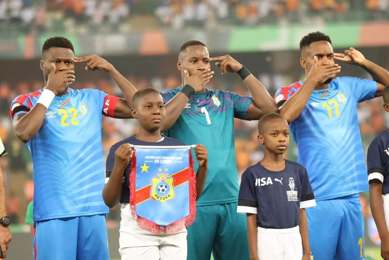 Image de Football. La Coupe d'Afrique des Nations (CAN) 2023 a vu la République démocratique du Congo (RDC) chuter face à une Côte d'Ivoire déterminée en demi-finale, marquant ainsi la fin d'un parcours impressionnant. Dans les 90 minutes intenses, les Léopards ont montré une résilience exceptionnelle et quittent la compétition avec une dignité intacte malgré la défaite. Les mots de la déception et de l'espoir En zone mixte, après la défaite contre la Côte d'Ivoire, les joueurs congolais ont exprimé leur déception. Cédric Bakambu a avoué : "Question suivante, je n'ai pas envie...". Charles Pickel, son coéquipier, partageait le même sentiment en déclarant : "C'est très difficile de trouver les mots". Les réactions à chaud reflètent l'amertume de la défaite, mais elles cachent également un esprit combatif prêt à rebondir. En conférence de presse, l'entraîneur Sébastien Desabre a analysé le match en soulignant les moments forts non validés par son équipe. "Le premier sentiment, c'est de la déception. La physionomie du match nous amène à être déçus parce qu’on peut y croire par rapport à la prestation qu’on fait", a-t-il déclaré. Célébrer malgré la défaite La défaite en demi-finale n'efface pas le parcours remarquable de la RDC dans cette CAN. Les joueurs et le sélectionneur insistent sur la nécessité de se projeter vers la petite finale contre l'Afrique du Sud. Gédéon Kalulu souligne l'importance de décrocher la médaille de bronze, déclarant : "Ce n’est pas à négliger, c’est historique, être la troisième nation africaine de la compétition, ce n’est pas anecdotique". Sébastien Desabre n'a jamais caché que l'objectif ultime reste la CAN 2025 au Maroc. Cette compétition était donc une opportunité pour construire et préparer le futur. La perspective de repartir avec une médaille renforcerait la confiance en vue des prochains défis. L'héritage de la fierté Au-delà des résultats sportifs, la RDC a laissé une empreinte marquante dans cette CAN. Les joueurs ont décidé de sensibiliser le monde aux violences en cours dans l'est de leur pays. Leur geste symbolique pendant l'hymne national, se couvrant la bouche et mimant un pistolet braqué sur leur tempe, a attiré l'attention sur des enjeux plus importants que le football. Sébastien Desabre souligne le rôle des équipes nationales de football comme moteur pour une nation. "Ce soir, c'était un devoir de partager ce moment", déclare-t-il. Les Léopards ont utilisé leur plateforme pour exprimer leur solidarité envers leur nation, montrant ainsi que le football peut être bien plus qu'un simple jeu. La vision à long terme La RDC quitte la CAN 2023 avec une vision à long terme. La jeunesse de cette équipe suggère un potentiel de croissance. Sébastien Desabre rappelle que cette génération n'est probablement pas arrivée à maturité, et l'objectif ultime reste la CAN 2025. Chaque étape de la compétition était un bonus, et les performances accomplies renforcent la confiance pour l'avenir. Quelle influence la participation de la RDC à la CAN 2023 aura-t-elle sur le développement du football congolais et la mobilisation internationale contre les violences dans l'est du pays ?