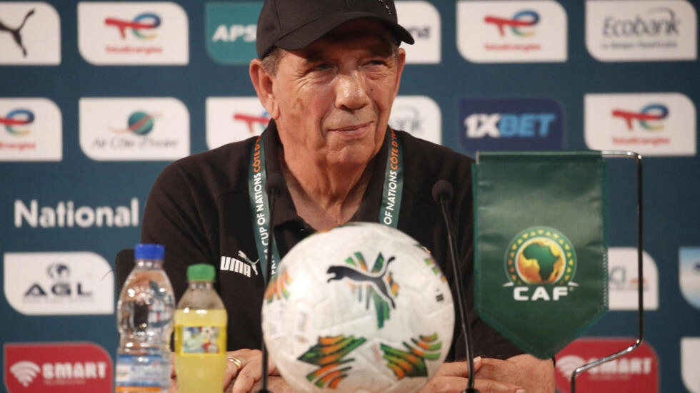 Image de Football. La Côte d'Ivoire se hisse en finale, marquant une épopée inattendue lors de la Coupe d'Afrique des Nations (CAN) 2023. Jean-Louis Gasset, le technicien français, revient sur cette aventure riche en rebondissements après son départ controversé. L'Épopée Inattendue des Éléphants L'aventure des Éléphants de Côte d'Ivoire lors de la CAN 2023 restera gravée dans les annales du football africain. Alors que l'équipe était au bord de l'élimination après une défaite face à la Guinée Equatoriale, la qualification en huitième de finale en tant que meilleur troisième a marqué le début d'un parcours époustouflant sous la houlette d'Emerse Fae. Depuis le stade Alassane Ouattara d’Ebimpé, le parcours remarquable des Éléphants a captivé le public et déjoué les attentes, les propulsant jusqu'en finale pour la première fois depuis 1984. Les Déclarations de Jean-Louis Gasset Jean-Louis Gasset, qui a quitté la sélection ivoirienne au cours de cette compétition tumultueuse, a récemment partagé ses réflexions dans une interview accordée au journal français L'Equipe. Il se réjouit des succès de l'équipe, soulignant que la liste des joueurs avait été judicieusement élaborée malgré les difficultés qu'il a rencontrées. "Elle a été bien construite la liste même si je n’ai pas réussi à bien la mettre en place. On sera arrivé à l’objectif différemment, mais ça prouve que le commando choisi est le bon." Gasset exprime sa satisfaction en voyant certains choix critiqués porter leurs fruits. Notamment, il souligne la performance de Haller et Adingra, soulignant le mérite de Haller qui, selon lui, mérite de marquer le but de la finale. "Je rêve de voir Haller marquer le but de la finale. Il le mérite tellement." Le Départ de Gasset : Apaisement et Rebond Le départ de Jean-Louis Gasset de la sélection ivoirienne a été entouré de controverses, mais selon lui, cela a apporté un certain apaisement au sein de l'équipe. "Mon départ a ramené de l’apaisement. On se dit, c’était lui le coupable et ça protège les autres. Il fallait voir la mort de près peut-être pour rebondir." L'entraîneur français considère que sa démission a agi comme un catalyseur, permettant à l'équipe de se recentrer et de trouver la force nécessaire pour atteindre la finale. Gasset avoue suivre de près les performances de son ancienne équipe et maintient un contact étroit avec le staff, les joueurs et le capitaine. La Route vers la Finale La finale de la 34e édition de la CAN opposera les Éléphants de Côte d'Ivoire aux redoutables Super Eagles du Nigeria. La tension est palpable alors que ces deux puissances du football africain se préparent à en découdre le dimanche 11 février 2023, à 20 heures, au stade Alassane Ouattara d’Ebimpe. Avant cela, la petite finale entre l'Afrique du Sud et la République Démocratique du Congo promet également un spectacle captivant le samedi 10 février à 20 heures. Quel Avenir pour les Éléphants ? L'épopée des Éléphants en CAN 2023 soulève des questions sur l'avenir de l'équipe. Avec un parcours aussi impressionnant, comment la Côte d'Ivoire continuera-t-elle à s'affirmer sur la scène footballistique africaine ? Quels enseignements tirera-t-on de cette expérience unique ? Alors que la CAN approche de son dénouement, ces questions restent en suspens, ouvrant la voie à des réflexions sur le passé, le présent et l'avenir du football ivoirien. La passion, la persévérance et les rebondissements inattendus ont défini cette édition, et les supporters attendent avec impatience de voir comment cette aventure exceptionnelle se conclura. Et vous, quel regard portez-vous sur le parcours des Éléphants de Côte d'Ivoire en CAN 2023 ? Quelles leçons tirez-vous de cette aventure sportive palpitante ?