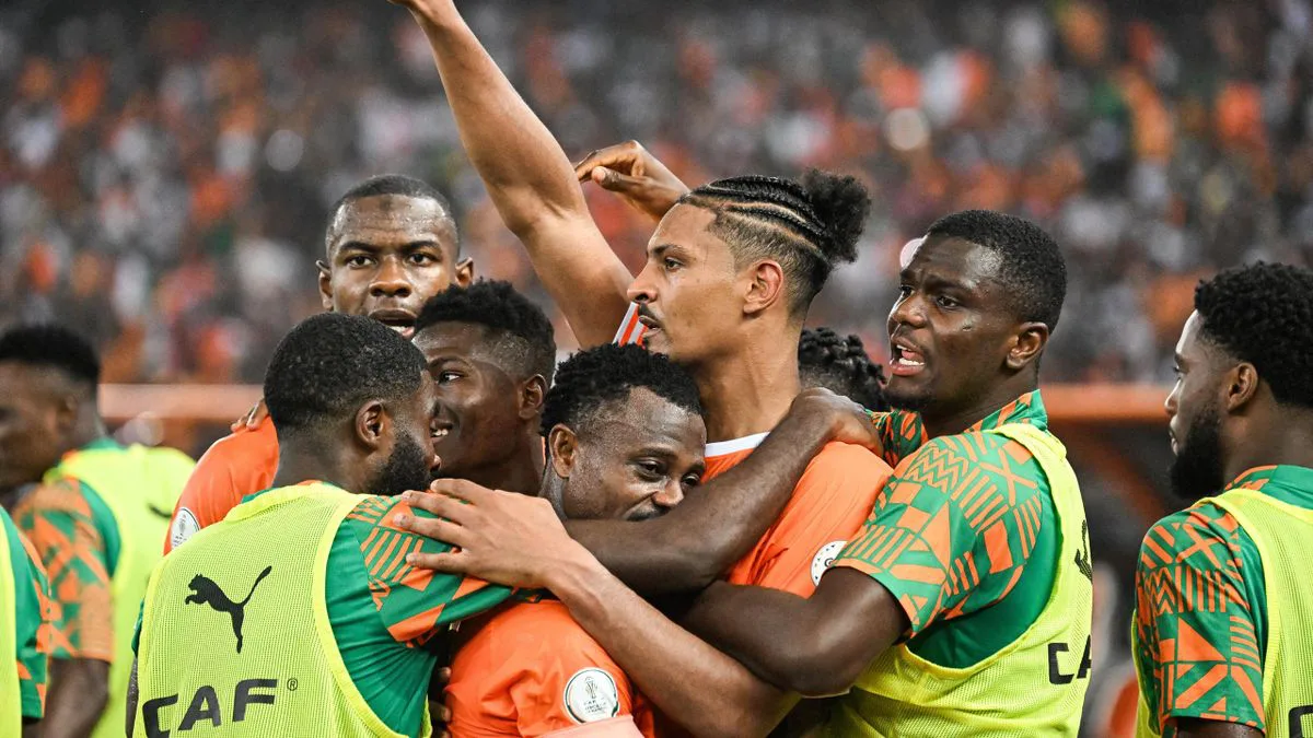 Image de Musique/Radio. La 34e édition de la Coupe d'Afrique des Nations (CAN) 2023 atteint son apogée avec une finale très attendue qui opposera les Eléphants de la Côte d’Ivoire aux redoutables Super Eagles du Nigeria. L'événement suscite une anticipation mondiale, promettant un spectacle passionnant, empreint de surprises et d'émotions. En prévision de ce grand rendez-vous, les artistes ivoiriens se mobilisent pour partager leurs conseils, demander la concentration des joueurs et même faire des promesses audacieuses. L'appel de John Jay Le célèbre artiste John Jay a ouvert la série de messages en adressant un appel spécial aux supporters ivoiriens. Il invite chacun à regarder au-delà du simple match de football, soulignant que l'équipe des Eléphants évolue selon un schéma tactique transcendant le cadre classique. "Ce qu'ils jouent va au-delà du football, touchant au spirituel. Prenez le temps de vous détendre avant dimanche," conseille-t-il, laissant planer une aura mystique autour de la performance des Eléphants. A’Salfo Plaide pour la Concentration des Joueurs Le doyen A’Salfo, figure emblématique, s'est exprimé avec vigueur pour demander aux supporters de limiter leurs visites aux joueurs. Dans une déclaration franche, il exprime son incompréhension face aux visites persistantes aux Eléphants, soulignant que cela pourrait aggraver le stress déjà présent. "Ils subissent déjà une pression considérable, et ces visites ne font qu’ajouter à leur stress," insiste-t-il, appelant à une période de concentration totale pour les joueurs. El Youky et sa Promesse Audacieuse En clôture de cette série de déclarations, le fervent supporter des Eléphants, El Youky, fait une promesse audacieuse qui a attiré l'attention. "JE DONNERAI 1 MILLION DE FRANC CFA À CHAQUE JOUEUR DE L’ÉQUIPE NATIONALE DE LA CÔTE D’IVOIRE S’ILS NOUS RAMÈNENT LA COUPE DE CETTE CAN", s'engage-t-il. Une promesse qui ajoute une dimension financière à l'enjeu sportif, démontrant l'ampleur de l'engagement de la nation envers son équipe nationale. La Tension Pré-Finale À quelques jours de la finale tant attendue, une tension palpable se fait ressentir. Les supporters, partagés entre l'excitation et l'anxiété, suivent attentivement les conseils des artistes émérites et les appels à la concentration des joueurs. Cette dynamique souligne la place centrale qu'occupe le football dans la culture ivoirienne, transcendant les simples enjeux sportifs pour devenir une expérience collective, un moment de fierté nationale. Réactions des Supporters et Réseaux Sociaux Les déclarations des artistes ont déclenché une cascade de réactions sur les réseaux sociaux. Les supporters partagent leurs opinions, exprimant à la fois leur soutien inconditionnel aux Eléphants et leur appréhension face à la redoutable équipe nigériane. Des discussions animées émergent, créant un véritable bouillonnement virtuel autour de la finale imminente. La Coupe comme Moteur d'Unité Nationale Au-delà de l'aspect compétitif, la CAN 2023 devient un catalyseur d'unité nationale. Les messages des artistes, imprégnés de spiritualité, appellent à une connexion plus profonde avec l'événement. Cette communion d'émotions et de croyances renforce le sentiment d'appartenance à une nation qui aspire à la victoire tant sur le terrain qu'au niveau spirituel. Alors que la tension monte et que la finale se profile à l'horizon, une question persiste : dans quelle mesure ces messages, conseils et promesses auront-ils un impact sur le destin des Eléphants dans cette finale cruciale ? Le 11 février ne sera pas seulement le dénouement d'un match, mais le début d'une nouvelle histoire pour la Côte d'Ivoire. La réponse résonnera bien au-delà du stade, sculptant l'héritage de cette CAN 2023 dans les annales du sport et de la culture nationale.