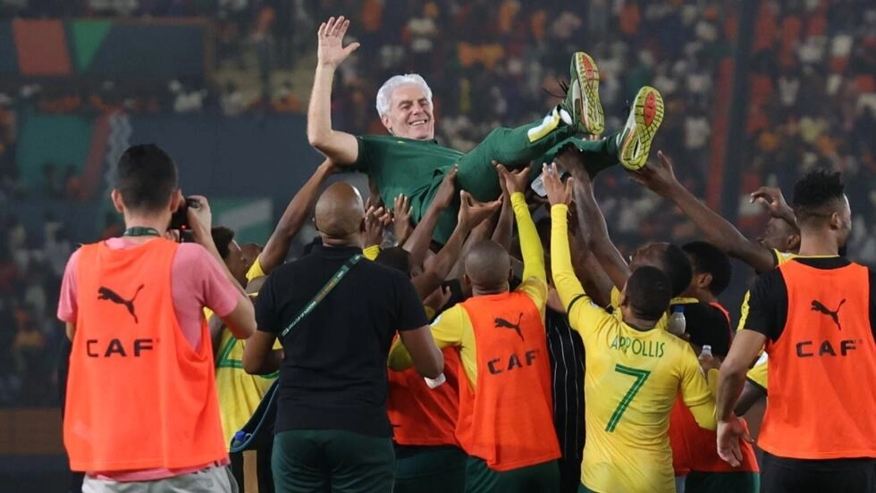 Image de Football. Les Bafana Bafana décrochent une médaille de bronze après une victoire aux tirs au but contre la RDC lors de la petite finale de la CAN 2023. L'Afrique du Sud a marqué l'histoire de la Coupe d'Afrique des Nations (CAN) 2023 en décrochant la médaille de bronze après une performance exceptionnelle face à la République Démocratique du Congo (RDC). Ce samedi 10 février restera gravé dans les mémoires, avec une victoire aux tirs au but (0-0, 6-5 t.a.b) qui a propulsé les Bafana Bafana sur le podium de la compétition. Une Résistance Acharnée et un Ronwen Williams Héroïque Dans une rencontre marquée par un rythme mesuré mais riche en occasions, l'Afrique du Sud a su faire preuve de résistance face à une RDC entreprenante. Ronwen Williams, gardien de but des Bafana Bafana, a une fois de plus brillé dans l'exercice des tirs au but, confirmant son statut de joueur décisif. Cette performance a été cruciale pour permettre à l'équipe de décrocher la médaille de bronze. Malgré le résultat final en faveur de l'Afrique du Sud, la RDC ne pourra s'en prendre qu'à elle-même, ayant manqué plusieurs occasions de prendre l'avantage tout au long du match. L'attaquant Silas Katompa a été l'homme fort des Léopards, se créant des opportunités notables, mais échouant à les concrétiser. Des face-à-face perdus et des frappes manquées ont marqué les moments clés de la rencontre pour la RDC. Un Jeu en Dents de Scie et des Difficultés Thermiques La rencontre a été caractérisée par un jeu en dents de scie, avec une intensité contrôlée par les Sud-Africains malgré les deux prolongations successives disputées lors des phases précédentes du tournoi. Les conditions météorologiques au stade Félix-Houphouet Boigny d'Abidjan, avec une température de 30°C et une humidité de 82%, ont également ajouté un défi supplémentaire au beau jeu. Teboho Mokoena a été une présence constante au milieu du terrain pour l'Afrique du Sud, dictant le tempo et contribuant aux offensives des Bafana Bafana. Les ouvertures de Mokoena ont été à l'origine de plusieurs opportunités pour les Sud-Africains. Malgré un jeu marqué par des difficultés, Makgopa a failli ouvrir le score en première période sur une tentative qui a frôlé le cadre. La Finale aux Tirs au But : Ronwen Williams, Encore Héros La médaille de bronze s'est finalement jouée aux tirs au but, sans prolongation prévue pour le match de la troisième place. Teboho Mokoena a manqué son tir, mais Ronwen Williams a sauvé l'Afrique du Sud en arrêtant le cinquième tir de Chancel Mbemba. Une fois de plus, Williams a été le héros, confirmant sa place parmi les meilleurs gardiens du tournoi. L'Afrique du Sud retrouve le podium de la CAN, 24 ans après avoir terminé troisième lors de l'édition 2000. Une réussite exceptionnelle pour les Bafana Bafana, qui ont surpassé les attentes de nombreux observateurs en se hissant à ce niveau de la compétition. La performance de l'Afrique du Sud à la CAN 2023 soulève des questions cruciales pour l'avenir du football sud-africain et alimente les espoirs des supporters. Quels enseignements tirer de cette victoire aux tirs au but contre la RDC ? Comment l'équipe envisage-t-elle l'avenir et les prochains défis qui se présentent ?