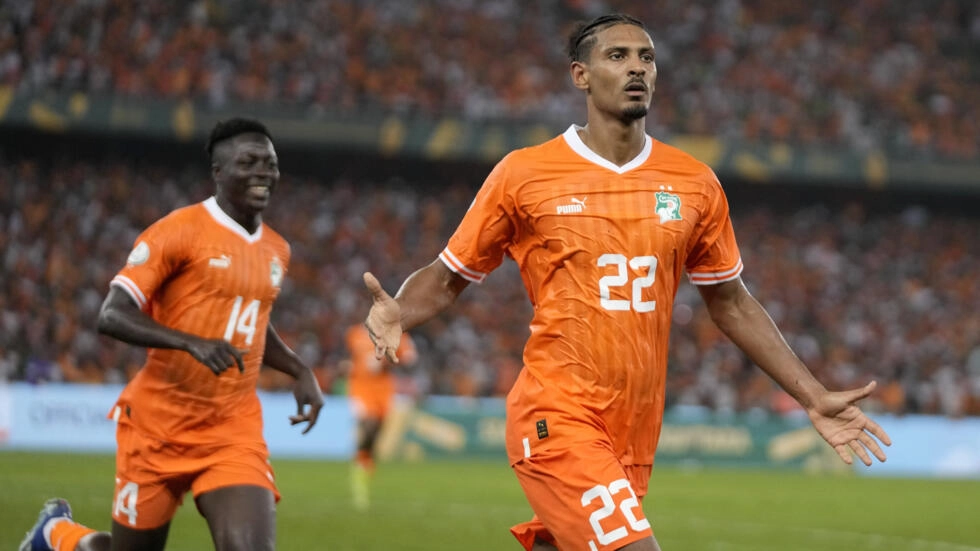 Image de Football. Dans une finale électrisante, la Côte d’Ivoire a fait vibrer son public et renversé le Nigeria (2-1), s'adjugeant ainsi le titre de championne d’Afrique pour la troisième fois, rejoignant ainsi le panthéon des grandes équipes du continent, après ses succès en 1992 et 2015. Le triomphe dans l'adversité Dans un stade en ébullition, la Côte d’Ivoire a écrit une nouvelle page de son histoire footballistique, orchestrant un comeback digne des plus grands récits sportifs. C'était inévitable, presque écrit d'avance, dans une atmosphère d'euphorie collective où la détermination a pris le pas sur la logique. Les Éléphants ont débuté la partie avec une assurance remarquable, marquant leur territoire malgré l'ouverture du score brutale du Nigeria par Troost-Ekong. La tension palpable sur le terrain n'a pas altéré la concentration des Ivoiriens, déterminés à refuser la défaite. Sous la houlette de leur entraîneur Emerse Faé, ils ont su canaliser leur énergie pour renverser la vapeur. La résilience ivoirienne Malgré les difficultés rencontrées, la Côte d’Ivoire n'a jamais cédé, manifestant une force mentale et une solidarité à toute épreuve. Les actions offensives se sont multipliées, témoignant d'une équipe conquérante, avide de rédemption après des années d'attente. L'égalisation de Kessié a été le point de bascule, galvanisant des supporters déjà en délire. C'est finalement Haller qui a scellé le sort du match, propulsant la Côte d’Ivoire vers une victoire inoubliable. Dans un crescendo d'émotions, le stade a vibré au rythme des exploits des Éléphants, récompensant des mois d'efforts, de sacrifices et de détermination. Au lendemain de cette épopée sportive, une question subsiste : quelles seront les prochaines étapes pour cette équipe désormais auréolée de gloire ? Entre les défis du renouvellement et les attentes d'un public exigeant, l'avenir de la Côte d'Ivoire dans le paysage footballistique africain s'annonce riche en rebondissements. Dans un pays où le football est plus qu'un sport, mais un véritable vecteur d'unité et de fierté nationale, la performance des Éléphants à la CAN 2023 restera gravée dans les mémoires comme un moment de grâce et d'inspiration.