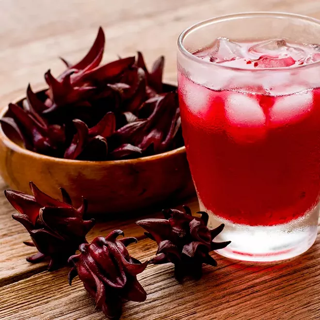 Image de Cuisine. Dans les contrées ensoleillées d'Afrique, une boisson emblématique, le jus de bissap, s'impose comme la vedette des festivités. Préparé à partir des fleurs d'hibiscus séchées, le bissap, cette boisson rafraîchissante, traverse les frontières culturelles pour conquérir les palais du Mali, de la Côte d'Ivoire, du Sénégal, de la Guinée, de l'Égypte et au-delà. À la fois simple à réaliser et délicieusement désaltérant, le jus de bissap s'érige en allié idéal lors des chaudes journées estivales, promettant une évasion gustative au cœur de l'Afrique. Préparation Délicate des Fleurs de Bissap Le processus débute par un soigneux rinçage des fleurs de bissap, visant à éliminer toute trace de sable. Ces pétales d'hibiscus deviennent ensuite les protagonistes d'une ébullition dans 2,5 litres d'eau, libérant une palette de couleurs chatoyantes. Une fois les fleurs retirées, le ballet des saveurs prend forme avec l'introduction du sucre, du sucre vanillé, d'une pincée de noix de muscade râpée et de l'eau de fleur d'oranger, créant ainsi la symphonie gustative du jus de bissap. Le nectar ainsi obtenu est délicatement versé dans une bouteille, réservant son voyage au cœur d'un réfrigérateur pendant 5 heures. Ce temps de repos laisse le jus de bissap développer sa personnalité, prêt à enchanter les sens. Les Vertus Bienfaisantes du Bissap : Un Trésor Diététique Le bissap, plante tropicale par excellence, ne se contente pas de régaler les papilles, il s'invite dans diverses facettes de la cuisine africaine. Les feuilles de bissap, utilisées dans des préparations culinaires telles que le kouthia ou le beugeutch, ajoutent une touche distinctive aux plats traditionnels. Moins connue, la confiture de bissap offre une alternative sucrée, tandis que le thé bissap, souvent comparé au thé aux fruits rouges occidental, élargit les horizons gustatifs. Le bissap, bien plus qu'une simple boisson, incarne un héritage culinaire riche et diversifié en Afrique. Au-delà de ses arômes envoûtants, il ouvre la voie à une exploration diététique. Les multiples usages du bissap, des feuilles aux fleurs, s'entrelacent dans une toile gastronomique où tradition et innovation se rejoignent. Un Voyage Culinaire en Afrique Le jus de bissap transcende son statut de boisson estivale pour devenir un ambassadeur gustatif de l'Afrique. Sa simplicité de préparation, associée à ses vertus bienfaisantes, en font une option de choix pour égayer les moments festifs. La cuisine africaine, riche en saveurs et en histoires, trouve dans le jus de bissap une icône qui mérite d'être célébrée au-delà des frontières. Le jus de bissap, porteur d'une histoire culturelle et gastronomique, soulève une question captivante : quelles autres délices culinaires africains restent à découvrir et à partager avec le monde ? Cette interrogation, ouverte et délectable, invite à un voyage continu à travers les trésors gastronomiques de ce continent aux mille saveurs.