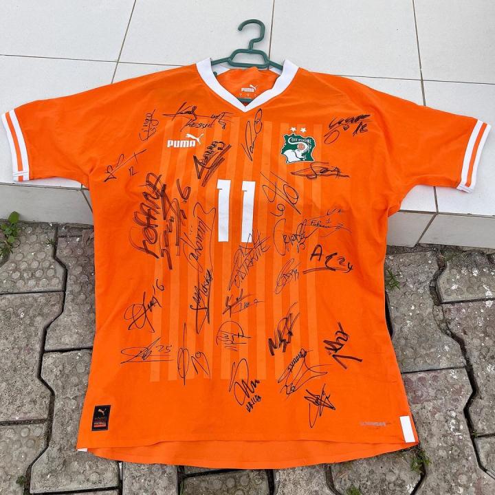 Image de Célébrités. Ange Freddy, joueur emblématique de la Côte d'Ivoire, exprime sa gratitude envers son pays après la victoire historique lors de la CAN 2023 face au Nigéria. Dans une publication pleine de reconnaissance, il dévoile un maillot dédicacé, chargé des émotions de la veille de la finale. Un Symbole de Triomphe : Le Maillot Dédicacé en l'Honneur des Guerriers Ivoiriens Ce maillot devient bien plus qu'un simple morceau de tissu. Il se transforme en un symbole tangible du triomphe, portant les signatures des valeureux guerriers ivoiriens qui ont inscrit leur nom dans l'histoire de la CAN. Chaque signature est le témoignage d'un effort collectif, de sacrifices, et de détermination qui ont conduit à la réalisation de ce rêve sportif. Encadrer l'Histoire : Une Mémoire à Perpétuer Ange Freddy annonce fièrement son intention d'encadrer ce maillot, transformant ainsi un simple vêtement en une pièce d'histoire. Il souhaite raconter l'épopée de la plus belle CAN, le récit des moments palpitants sur le terrain, des défis surmontés, et des instants de gloire partagés avec le peuple ivoirien. Ce geste symbolique devient un moyen de perpétuer la mémoire de cette victoire mémorable. Un Hommage à la Nation : "Merci Côte d'Ivoire" Les mots "Merci Côte d'Ivoire" résonnent comme un hommage vibrant à la nation. Ange Freddy exprime sa reconnaissance envers son pays, son équipe, et tous ceux qui ont contribué à cette réalisation exceptionnelle. C'est un moment de célébration, de fierté nationale, et de gratitude pour le soutien inébranlable de tout un peuple. La CAN 2023 : Un Chapitre Glorieux dans l'Histoire du Football Ivoirien Cette publication de Ange Freddy capture l'essence d'un moment unique dans l'histoire du football ivoirien. Le maillot dédicacé devient le témoin matériel de la victoire, un artefact qui traversera les générations, rappelant à tous que la persévérance, la passion, et l'unité peuvent transformer les rêves en réalité sur le terrain et au-delà. La CAN 2023 restera gravée comme un chapitre glorieux, écrit par les guerriers ivoiriens qui ont su conquérir les cœurs et le trophée.