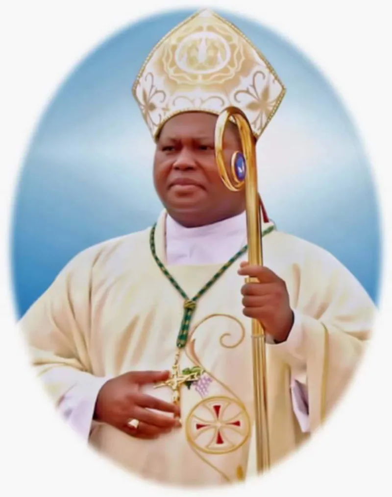 Image de Célébrités. Le lundi 12 février 2024 a marqué un moment de profonde tristesse pour la communauté catholique de Côte d'Ivoire. Son Éminence Mgr Paul Siméon Ahouanan Djro, Archevêque de Bouaké, a rendu son dernier souffle à Abidjan, laissant derrière lui un héritage spirituel et humain qui continuera à marquer des générations. Le Portrait d'un Serviteur de Dieu Mgr Paul Siméon Ahouanan Djro, né le 19 décembre 1952 à Bingerville en Côte d’Ivoire, a consacré sa vie à la service de Dieu et de sa communauté. Enraciné dans les principes franciscains, il a été ordonné prêtre le 19 juillet 1981, marquant ainsi le début d'un engagement profond envers sa foi et envers les autres. Sa carrière épiscopale a été marquée par un dévouement sans faille envers son troupeau. Nommé évêque de Yamoussoukro en 1995, il a été consacré évêque le 16 mars 1996, sous l'égide du cardinal Bernard Yago. En janvier 2006, il est devenu coadjuteur de l'archevêché de Bouaké avant d'en devenir l'archevêque le 22 septembre 2006, un rôle qu'il a assumé avec compassion et dévouement pendant de nombreuses années. Bouaké : Un Terreau de Foi et d'Engagement L'Archidiocèse de Bouaké, sous la tutelle de Mgr Ahouanan Djro, est devenu un symbole de résilience et de foi en Côte d'Ivoire. Couvrant une superficie de 22 000 km2, avec une population catholique estimée à près de 90 695 personnes en 2015, cet archidiocèse a été le théâtre de nombreuses initiatives sociales et spirituelles, reflétant l'engagement profond de Mgr Ahouanan Djro envers son peuple. En mars 2015, Mgr Ahouanan Djro a été nommé président de la Commission nationale pour la Réconciliation et l'Indemnisation des Victimes (Conariv) par le président Alassane Ouattara. Son engagement en faveur de la réconciliation et de la justice a marqué un tournant crucial dans l'histoire récente de la Côte d'Ivoire, soulignant sa volonté de servir son pays au-delà des frontières de la foi. L'Héritage d'un Homme de Foi Le décès de Mgr Ahouanan Djro laisse un vide profond dans le cœur de nombreux fidèles et amis. Son héritage de compassion, d'engagement social et de foi inébranlable continuera à inspirer et à guider les générations futures. Alors que nous pleurons la perte d'un grand leader spirituel, nous nous interrogeons sur le chemin à suivre pour l'Église et la société ivoiriennes. Comment pouvons-nous honorer l'héritage de Mgr Ahouanan Djro? Comment continuer son œuvre de réconciliation et de service dans un monde en perpétuelle évolution? Ces questions appellent à une réflexion profonde et à un engagement renouvelé envers les valeurs de paix, d'amour et de justice que Mgr Ahouanan Djro a si ardemment défendues.