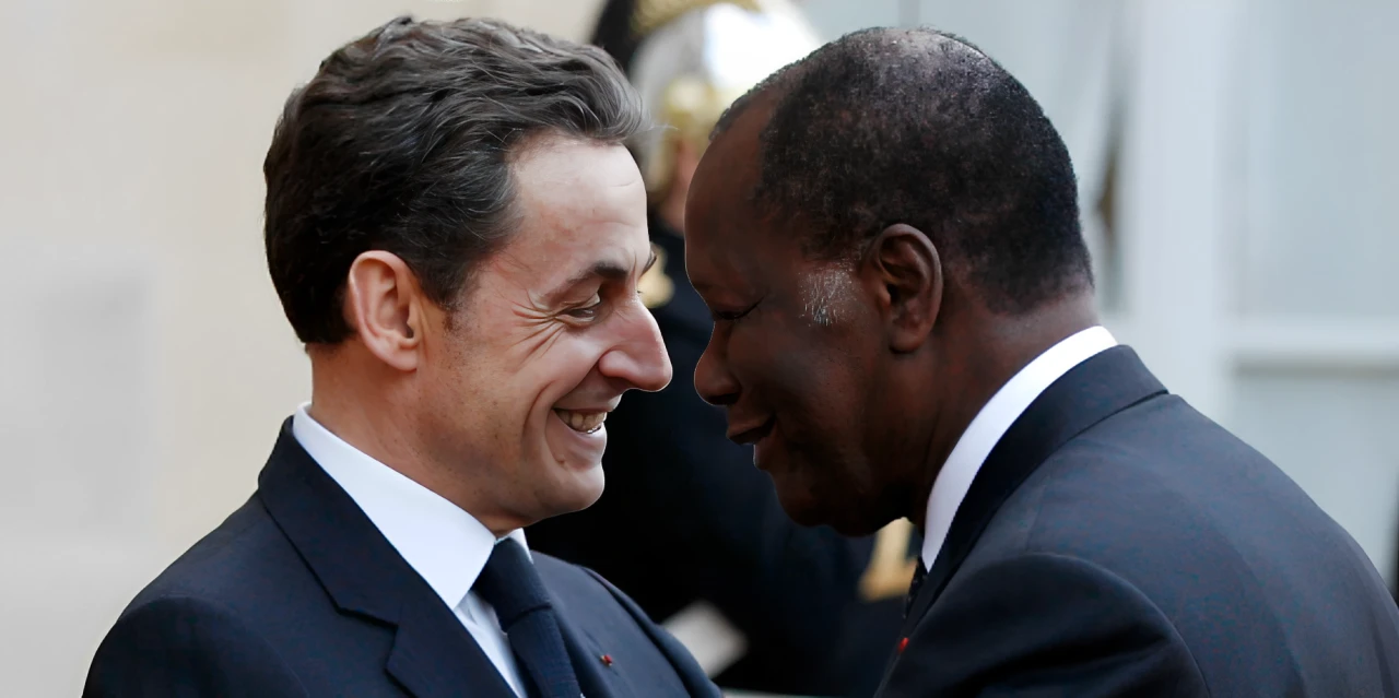 Image de Politique. L'ancien président français, Nicolas Sarkozy, sera de retour à Abidjan le 1ᵉʳ mars prochain pour participer au gala de bienfaisance organisé par la Fondation Children of Africa, présidée par la première dame ivoirienne, Dominique Ouattara. Cette annonce, relayée par Africa Intelligence, suscite déjà l'attention et l'anticipation dans la capitale économique ivoirienne. Un Gala au Service des Enfants Ce gala de bienfaisance, en sa neuvième édition, se tient traditionnellement au Palais des Congrès du Sofitel Abidjan Hôtel Ivoire. L'objectif principal est de collecter des fonds pour la construction d'une nouvelle aile dédiée aux interventions chirurgicales pour les enfants souffrant de problèmes cardiaques à l'Hôpital Mère-Enfant de Bingerville. Le coût de ce projet humanitaire est estimé à près de 4 milliards de F CFA, démontrant ainsi l'ampleur des besoins et l'engagement de la fondation envers les enfants ivoiriens. La présence de Nicolas Sarkozy à cet événement n'est pas anodine. En effet, l'ex-président français entretient des liens étroits avec le couple présidentiel ivoirien depuis plus de deux décennies. Sa dernière visite officielle à Abidjan en juillet 2023 était une opportunité pour discuter de sujets d'importance, y compris la situation de certaines entreprises, démontrant ainsi la profondeur et la diversité des relations entre les deux nations. Une Soirée d'Exception en Perspective Le gala promet d'être un événement mémorable, avec la participation attendue de nombreuses personnalités de renom, à l'instar de l'édition précédente qui avait réuni des invités de marque tels que S.E.M Alassane Ouattara et la Princesse Ira de Fürstenberg, en plus de Nicolas Sarkozy lui-même. Sous le thème inspirant "We are Africa", cette neuvième édition mettra également en avant un spectacle artistique de grande envergure. Des artistes internationaux de renom, parmi lesquels Fally Ipupa, Singuila, Dadju, et bien d'autres, se produiront pour soutenir la cause et apporter une touche de glamour à cette soirée solidaire. Alors que l'annonce de la participation de Nicolas Sarkozy attire l'attention sur cet événement humanitaire d'envergure, une question se pose : quel impact cette soirée aura-t-elle sur la sensibilisation aux besoins des enfants en Côte d'Ivoire et au-delà? Comment les fonds collectés contribueront-ils à améliorer les conditions de santé des enfants nécessiteux? Ces réflexions ouvrent la voie à une prise de conscience collective et à un engagement continu envers la cause des enfants défavorisés.