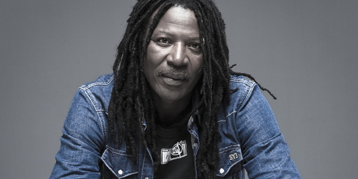 Deuxième Image de Musique/Radio. Alpha Blondy, le "Rasta" ivoirien qui a secoué l'Afrique de l'Ouest dans les années 80, demeure une figure emblématique de la scène reggae. Né Seydou Koné le 1er janvier 1953 à Dimbrokro en Côte d'Ivoire, son parcours est jalonné de hauts et de bas, marqué par des moments sombres, mais aussi illuminé par des succès éclatants. Les Premiers Pas et les Frasques du Début des Années 80 Élevé par sa grand-mère Chérie Coco, Alpha Blondy, initialement Seydou Koné, a fait ses premiers pas dans le monde de la musique à la fin des années 70 à New York. C'est là qu'il découvre le reggae lors d'un concert des Jamaïcains de Burning Spear en 1977, un moment décisif qui le pousse à entamer sa carrière musicale. Après une période difficile, incluant un séjour dans un hôpital psychiatrique, Alpha Blondy se révèle au grand public en 1983 avec son premier album "Jah Glory". Le titre phare "Brigadier Sabari" raconte une opération coup-de-poing de la police ivoirienne, soulignant son engagement envers les réalités sociales de son pays. Les Années de Gloire : "Cocody Rock" et "Jerusalem" Le succès est instantané, et Alpha Blondy devient rapidement le "Marley" ivoirien. Installé à Paris en 1984, il signe avec la firme Pathé-Marconi (EMI) et enregistre l'album "Cocody Rock", incluant le titre éponyme enregistré à Kingston avec les célèbres Wailers. Il devient une véritable bête de scène, captivant la jeunesse africaine avec son énergie rebelle et son mélange de langues. En 1986, l'album "Jerusalem" est enregistré en Jamaïque avec une dimension œcuménique, mettant en avant la Tora après le Coran et la Bible. Alpha Blondy cherche à rassembler et réconcilier les hommes à travers sa musique. Engagement et Mysticisme : "Apartheid is Nazism" et "Masada" En 1987, Alpha Blondy sort "Apartheid is Nazism", un album militant à la liberté et à la paix, avec des titres comme "Jésus come back". Il révèle ainsi son aspect quasi mystique. En 1991, "Masada" voit le jour, marquant le retour d'Alpha Blondy sur la scène parisienne. Les chansons comme "Rendez-vous" font un carton, mais cette période est aussi marquée par des troubles émotionnels qui le conduisent à une tentative de suicide en 1993. Les Années 90 : Engagements Politiques et Nouveaux Horizons Malgré des problèmes de santé, Alpha Blondy revient en 1993 avec l'album "Dieu", explorant des thèmes polémistes et personnels. Les années suivantes sont marquées par sa présence sur la scène internationale, avec des tournées, des albums comme "Ytzah Rabin" en 1998, et une participation aux Grammy Awards en 2003. Nouveau Millénaire : Réconciliation, Engagement Social et Albums Majeurs Au début des années 2000, Alpha Blondy s'engage activement dans la vie politique de la Côte d'Ivoire, soutenant le président sortant Laurent Gbagbo. Il organise des concerts et des tournées, contribuant à l'effort de réconciliation nationale avec des initiatives telles que la "caravane de la réconciliation" aux côtés de Tiken Jah Fakoly.En 2007, après cinq ans de silence discographique, il revient avec "Jah Victory", un album qui reflète sa vision critique de la société. 2010 et au-delà : Positivité et Ouverture au Monde Les années 2010 voient la sortie de l'album "Vision" en 2011, suivi de "Positive Energy" en 2015. Ces albums témoignent de la maturité artistique d'Alpha Blondy, combinant le reggae avec des influences diverses et véhiculant un message positif. En 2022, Alpha Blondy présente "Eternity", un album qui continue d'explorer des thèmes sociaux et spirituels, montrant que sa voix résonne toujours sur la scène musicale mondiale. Alpha Blondy, l'enfant rebelle de la Côte d'Ivoire devenu la voix de la révolution musicale en Afrique, a laissé une empreinte indélébile sur le reggae mondial. Sa carrière tumultueuse, ses engagements sociaux et politiques, et sa musique transcendent les frontières, faisant de lui une figure emblématique de la scène musicale africaine et internationale. Alpha Blondy demeure une source d'inspiration pour les générations futures, prouvant que la musique peut être un puissant vecteur de changement et de réconciliation. Instagram Officiel : TikTok Officiel : Twitter Officiel :