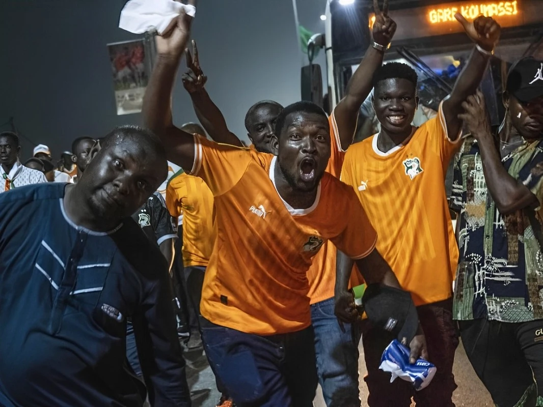 Image de Faits Divers. La liesse post-victoire des Eléphants de Côte d’Ivoire à la CAN 2023 a pris une tournure tragique dans la nuit du dimanche 11 février 2023 à Wassakara (Yopougon). Konan Koffi Bruce, titulaire d’un BTS en mine et géologie, a été victime d'une agression violente alors qu'il célébrait la victoire. Ce triste événement soulève des questions sur la sécurité lors de telles festivités, mettant en lumière les dangers potentiels qui peuvent accompagner la joie collective. La Célébration Tourne au Cauchemar La nuit de la victoire des Eléphants a été teintée de rouge à Wassakara. Bruce, un jeune titulaire d'un BTS en mine et géologie, a voulu se joindre à la vague de célébrations qui déferlait dans tout le pays. Cependant, son enthousiasme a été brutalement interrompu lorsqu'il est tombé sur un groupe d'agresseurs armés. Ce qui aurait dû être une nuit de fête s'est transformé en cauchemar, mettant en lumière les risques inattendus auxquels les citoyens peuvent être confrontés lors de telles occasions. Une Erreur d'Appréciation Douloureuse Au sein de la foule joyeuse, Bruce croise la route d'un groupe de 14 personnes. Confiant dans l'atmosphère de célébration, il pense avoir affaire à d'autres fervents partisans des Eléphants. Malheureusement, il s'agit d'un groupe d'individus malintentionnés armés de machettes, couteaux et gourdins. La confusion initiale se transforme en terreur lorsque Bruce réalise la véritable nature de la rencontre. L'attaque qui s'en est suivie a été d'une extrême violence. Bruce a été poignardé à deux reprises dans la partie gauche de son abdomen et a subi des coups répétés à la tête et sur diverses parties de son corps. La brutalité de l'agression a choqué les témoins qui ont rapidement porté secours à la victime. Transporté d'abord au centre de santé de Wassakara, la gravité de ses blessures a nécessité un transfert urgent au CHU de Yopougon. Un Pronostic Vital En Jeu La situation critique de Bruce a exigé une intervention chirurgicale immédiate. Transféré au CHU de Treichville, son pronostic vital aurait été engagé. La violence inattendue de cette attaque souligne la nécessité d'une vigilance accrue lors de telles célébrations, même dans des quartiers réputés festifs comme Yopougon. Cette agression tragique soulève des préoccupations sur la sécurité des citoyens lors des festivités post-victoire. Les autorités et les forces de l'ordre doivent reconsidérer leurs stratégies de sécurité pour garantir la protection des participants aux célébrations sportives. Des mesures renforcées sont nécessaires pour prévenir de tels incidents à l'avenir. L'agression sauvage de Konan Koffi Bruce pendant les célébrations post-victoire souligne les risques inhérents à de tels événements festifs. Alors que la nation célèbre la victoire des Eléphants, des questions cruciales sur la sécurité et la prévention de la violence émergent. Comment les autorités comptent-elles renforcer la sécurité lors des prochaines célébrations sportives? Cette tragédie appelle à une réflexion approfondie sur la manière de préserver la joie collective tout en assurant la sécurité des citoyens.