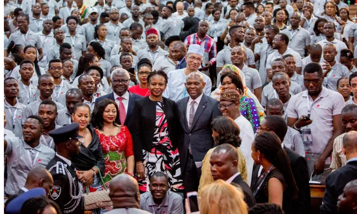 Image de Carrière. Lancé avec solennité, le programme Tony Elumelu Foundation (TEF) incarne l'engagement en faveur de l'autonomisation des entrepreneurs africains. Fondé par le visionnaire et philanthrope Tony O. Elumelu, ce programme ambitieux vise à identifier, former, financer et accompagner 10 000 entrepreneurs sur le continent. Depuis son avènement, le TEF s'est révélé être un levier crucial pour l'innovation, la croissance économique et la création d'emplois en Afrique. Le TEF: Un Levier d'Autonomisation La récente annonce de la banque UBA Côte d'Ivoire marque le lancement officiel du programme TEF, une initiative pionnière de la Fondation Tony Elumelu. Ce programme novateur, par le biais d'une approche intégrée de formation en ligne, de mentorat et de financement, offre aux entrepreneurs africains les moyens de transformer leurs aspirations en réalité entrepreneuriale. La nouvelle édition du programme TEF apporte des améliorations significatives, mettant l'accent sur l'enrichissement de l'expérience des entrepreneurs. Cette édition prévoit une formation renforcée, élaborée en collaboration avec des experts de l'industrie pour relever les défis contemporains du monde des affaires. De plus, chaque entrepreneur bénéficiera d'un mentorat personnalisé avec des leaders chevronnés, offrant ainsi des conseils pratiques et des perspectives précieuses. Enfin, l'intégration au réseau d'Alumni Dynamique ouvre des portes à la collaboration, au partage d'expériences et aux opportunités de partenariat. Comment Postuler ? Les entrepreneurs désireux de participer peuvent soumettre leur candidature en ligne via le site web officiel de la Fondation Tony Elumelu. La date limite de candidature est fixée au 31 mars 2024. Le processus de sélection rigoureux garantit la participation des entrepreneurs les plus prometteurs et innovants. Pour être éligible, le porteur de projet doit avoir une entreprise à but lucratif âgée de moins de trois ans, basée en Afrique, et être âgé d'au moins 19 ans. Le programme TEF incarne l'espoir et l'aspiration à un avenir économique florissant pour l'Afrique. Son engagement en faveur de l'entrepreneuriat est inestimable, offrant aux jeunes talents les outils nécessaires pour concrétiser leurs ambitions commerciales. Cependant, en dépit de ses succès, le TEF soulève également des questions : Comment pouvons-nous assurer une plus grande inclusion et participation des entrepreneurs dans les régions les plus vulnérables du continent? Comment pouvons-nous garantir une durabilité à long terme pour les entreprises soutenues par le TEF? Ces interrogations incitent à une réflexion approfondie sur le rôle de l'entrepreneuriat dans le développement de l'Afrique.