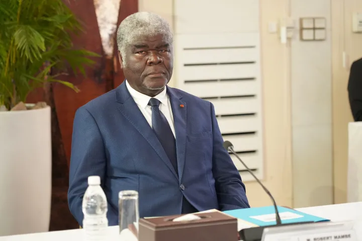 Image de Politique. La Côte d'Ivoire célèbre sa victoire à la CAN 2023, un triomphe qui va bien au-delà du terrain de football. Robert Beugré Mambé, Premier ministre ivoirien, a honoré les éléphants champions d'Afrique lors d'une cérémonie grandiose le 13 février 2024. Le Triomphe sur le Terrain et au-delà Robert Beugré Mambé, Premier ivoirien, s'est illustré lors de la cérémonie de décoration des éléphants de Côte d'Ivoire, couronnés champions d'Afrique à l'issue de la 34e Coupe d'Afrique des Nations (CAN). Un événement majeur qui va au-delà de la simple célébration sportive, marquant un tournant dans différents aspects de la vie nationale. Dans son discours éloquent, le Premier ministre a exprimé sa gratitude envers le président Alassane Ouattara pour son engagement déterminant dans la réussite de la CAN 2023. Il a également salué les éléphants pour leur brillant parcours. "C'en fut un combat", souligne-t-il, soulignant l'ampleur des défis relevés. Des Acquis Transcendants Mambé a mis en lumière les multiples bénéfices de la compétition, touchant divers secteurs tels que la jeunesse, l'hôtellerie, la restauration, les infrastructures sportives, et bien d'autres. L'impact de la CAN 2023 s'étend bien au-delà des terrains de football, influençant positivement la vie quotidienne des Ivoiriens. Le Premier ministre a souligné l'importance de la dimension invisible de la préparation, invoquant l'aide des chefs religieux pour assurer le volet spirituel de l'événement. "Louange honneur soit rendu au Dieu Créateur des choses visibles et invisibles, le Miséricordieux", déclare-t-il, soulignant le caractère transcendant de l'effort collectif. Gestion Rigoureuse et Planification Méticuleuse L'équipe dirigée par Mambé a suivi un plan d'action minutieux, mobilisant des experts et des techniciens pour garantir le succès de la compétition. La gestion des moyens, avec le soutien du COCAN, a été réalisée de manière régulière et non pénalisante, assurant une coordination efficace. Les retombées de la victoire des éléphants vont au-delà du sport. L'évolution de la mentalité des Ivoiriens, décrite comme la naissance d'un "Ivoirien nouveau", reflète un sentiment de patriotisme, de courage et de résilience. Une solidarité émouvante en cas de difficultés s'est également manifestée. Les regards sont désormais tournés vers l'avenir, avec une gestion rigoureuse des infrastructures héritées de la CAN 2023. Mambé souligne l'importance des Jeux olympiques de Paris, de la Coupe du monde de football et du Championnat d'Afrique 2025 au Maroc. Des défis colossaux nécessitant humilité et concentration maximale. Au terme de cette célébration, une question reste en suspens : Quels autres triomphes et évolutions attendent la Côte d'Ivoire sur la scène sportive mondiale et dans la vie quotidienne de ses citoyens ?